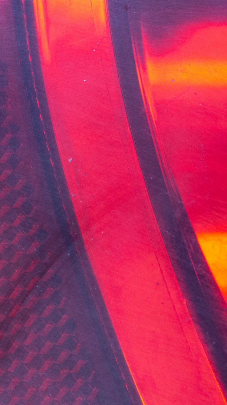 Rotes Und Schwarzes Textil Auf Brauner Holzoberfläche. Wallpaper in 750x1334 Resolution