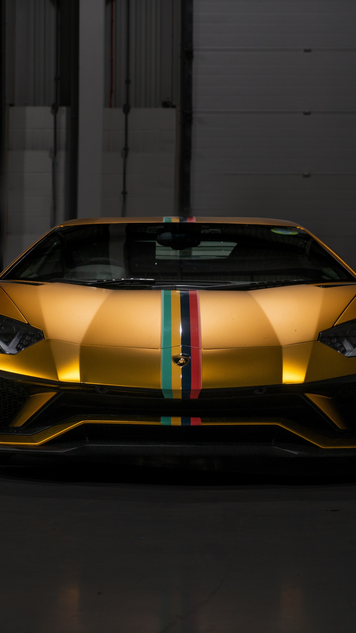 Gelber Lamborghini Aventador in Garage Geparkt. Wallpaper in 1440x2560 Resolution