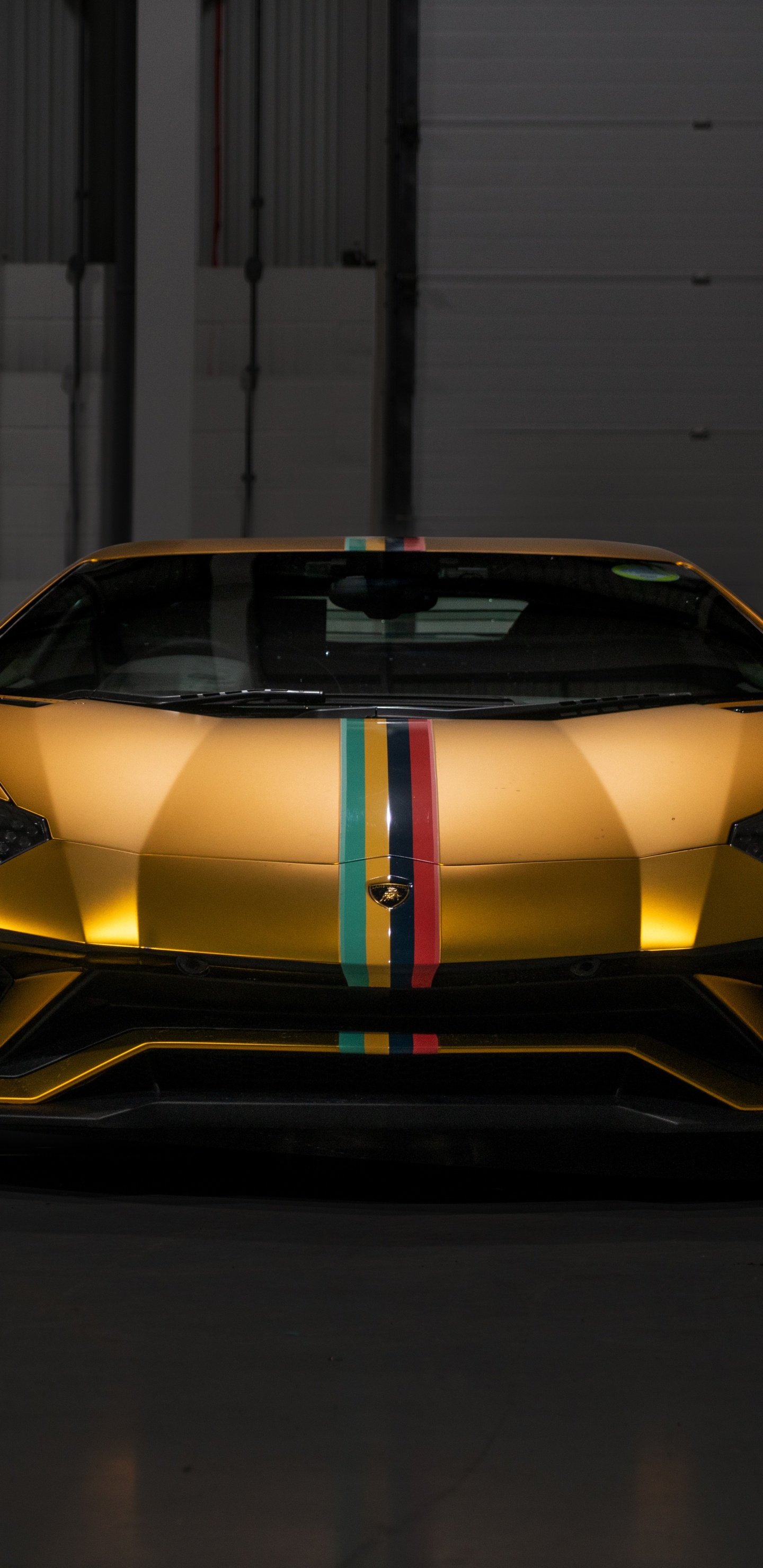 Gelber Lamborghini Aventador in Garage Geparkt. Wallpaper in 1440x2960 Resolution