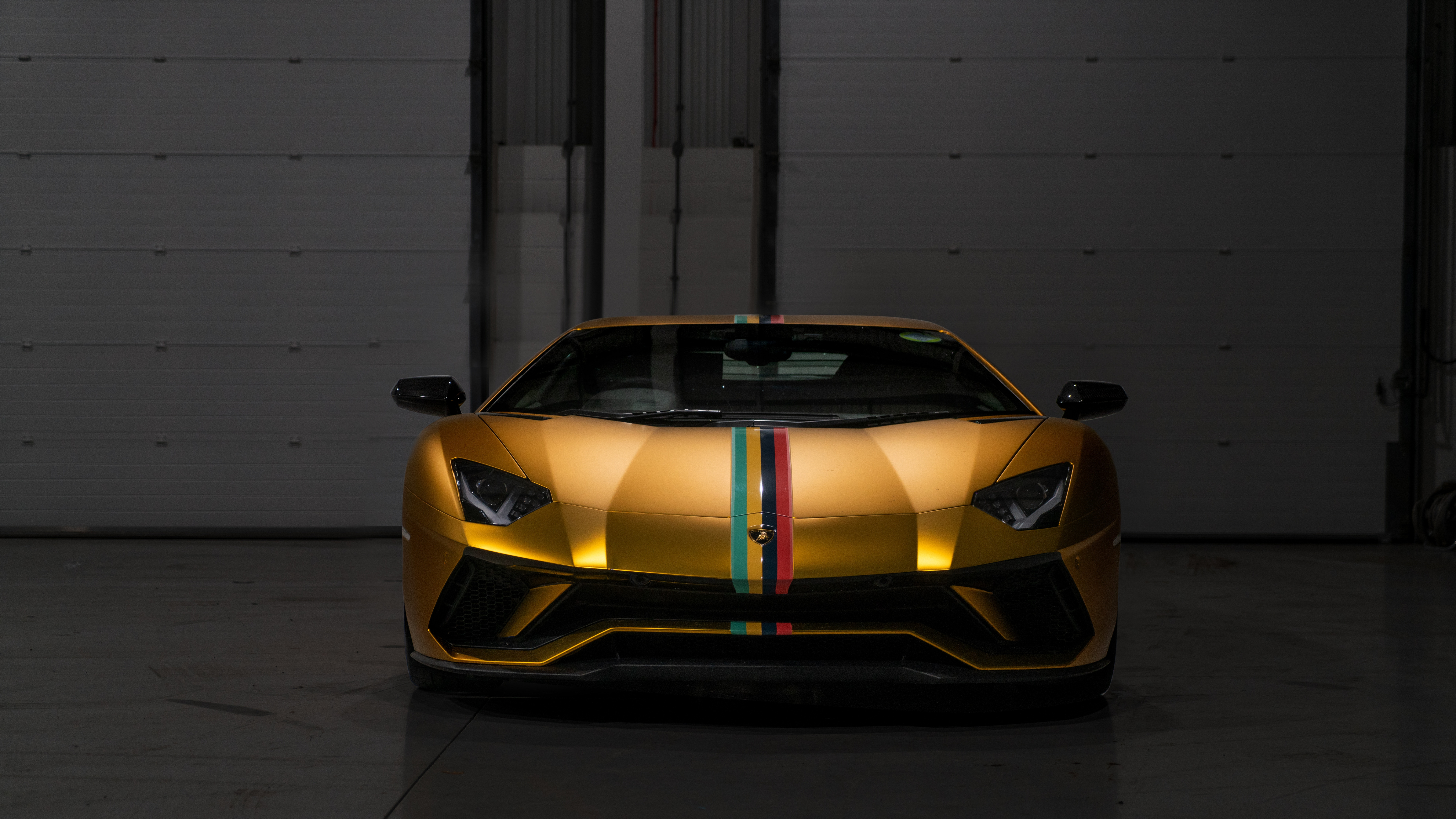 Lamborghini Aventador Jaune Garée Dans un Garage. Wallpaper in 7680x4320 Resolution