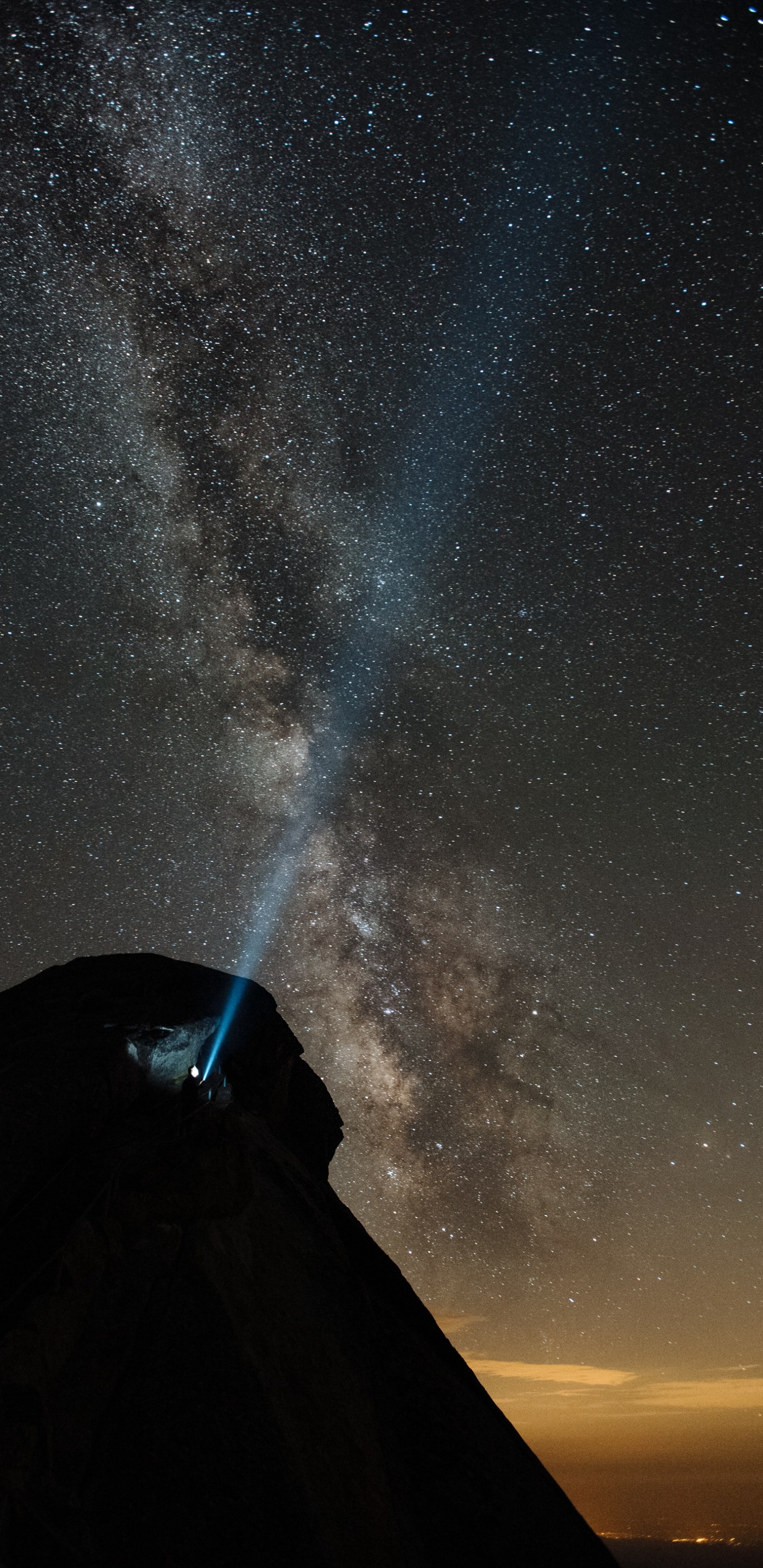 Silueta de Montaña Bajo la Noche Estrellada. Wallpaper in 1440x2960 Resolution