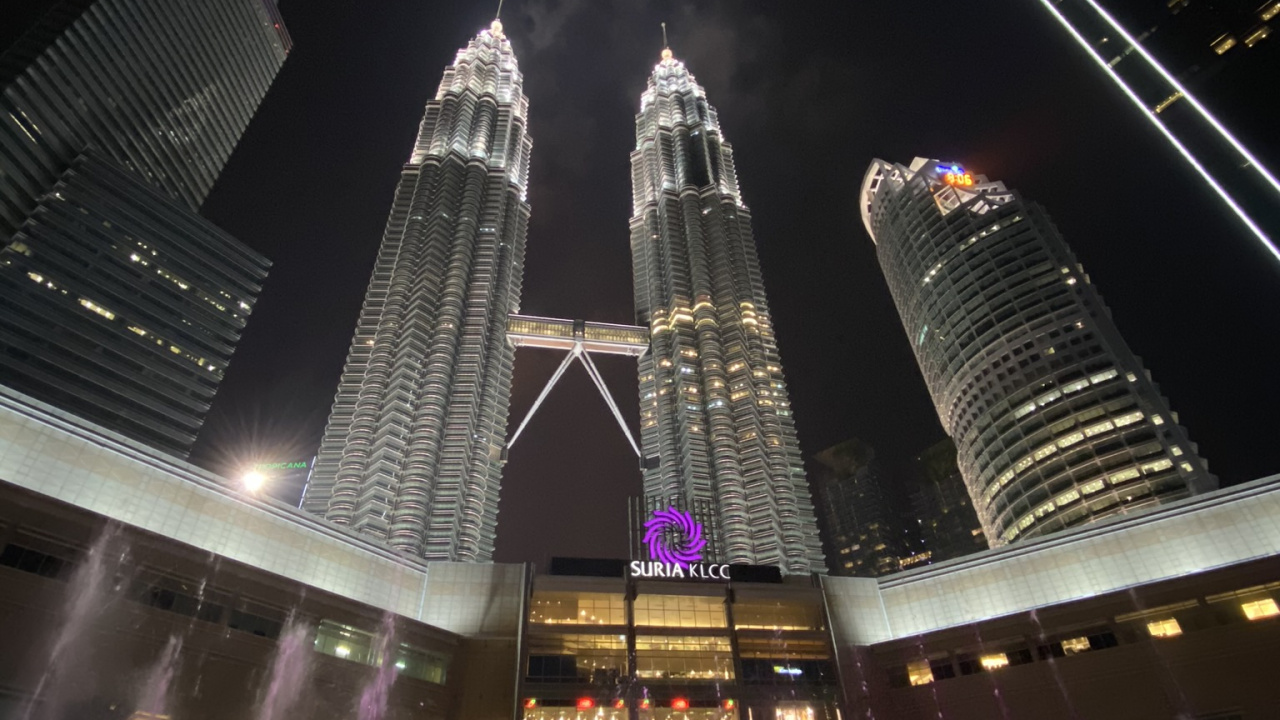 Petronas Towers, Kuala Lumpur, Malaysia, Night, Tower Block. Wallpaper in 1280x720 Resolution