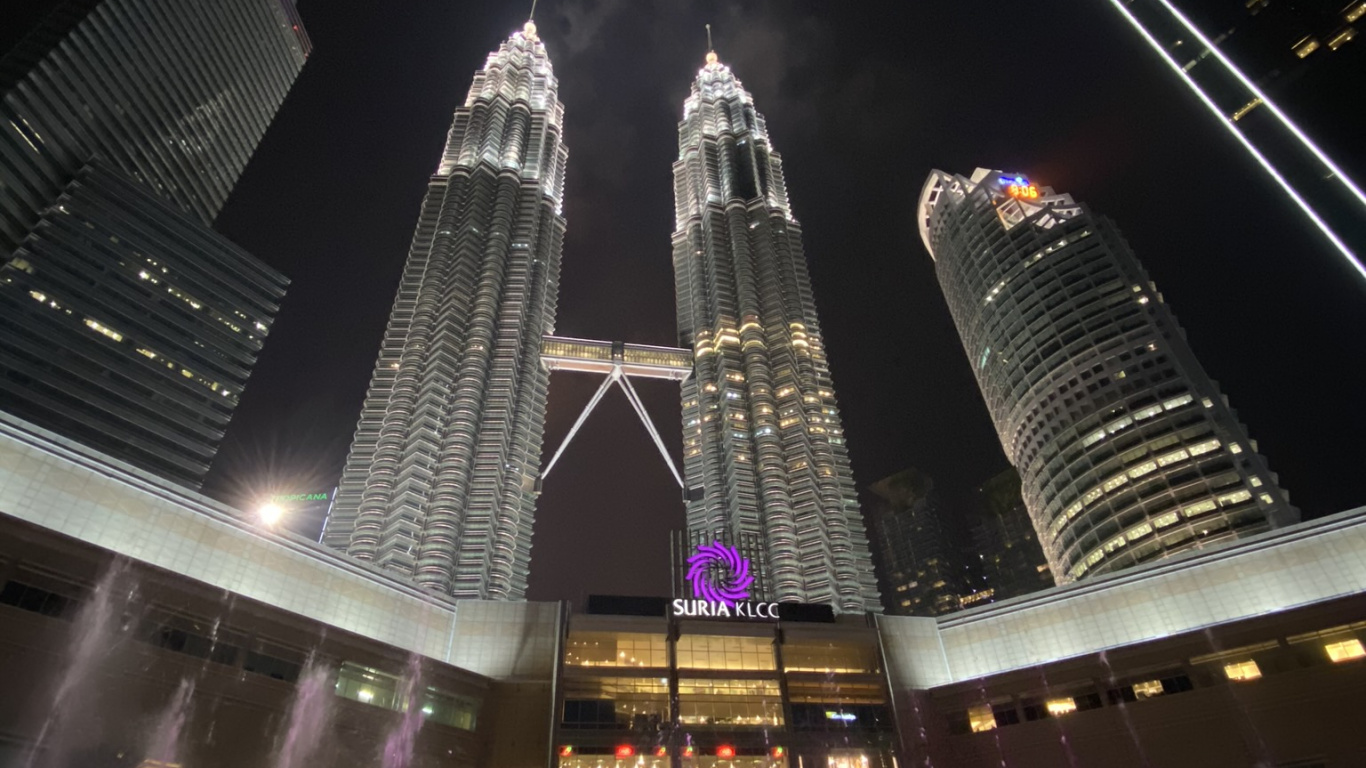 Tours Petronas, Kuala Lumpur, Malaisie, Nuit, Tour de Bloc. Wallpaper in 1366x768 Resolution