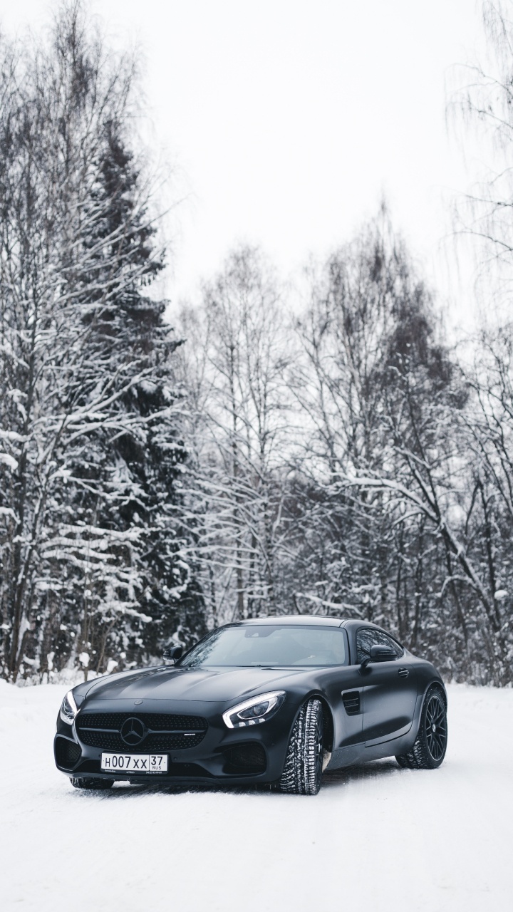 Coupé Bmw Noir Sur Route Couverte de Neige Pendant la Journée. Wallpaper in 720x1280 Resolution