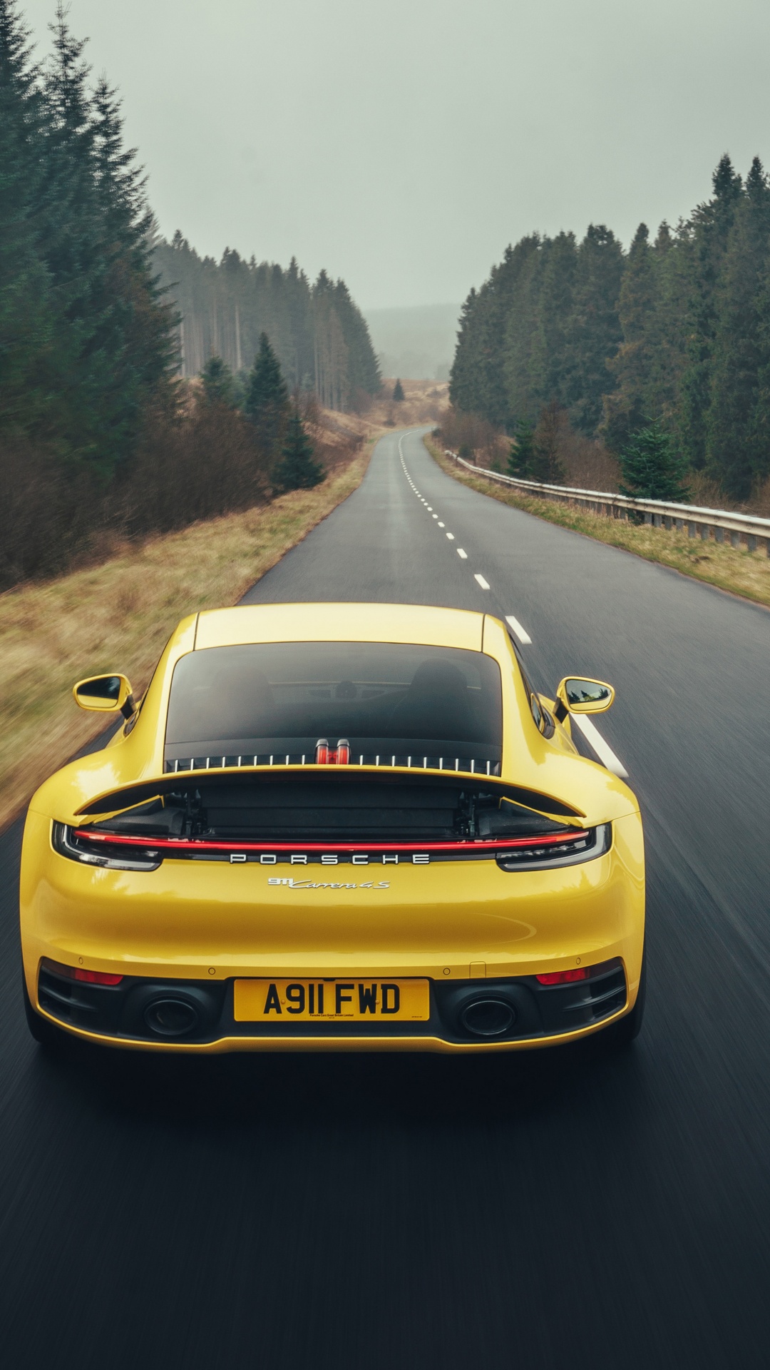 Porsche 911 Jaune Sur Route Pendant la Journée. Wallpaper in 1080x1920 Resolution