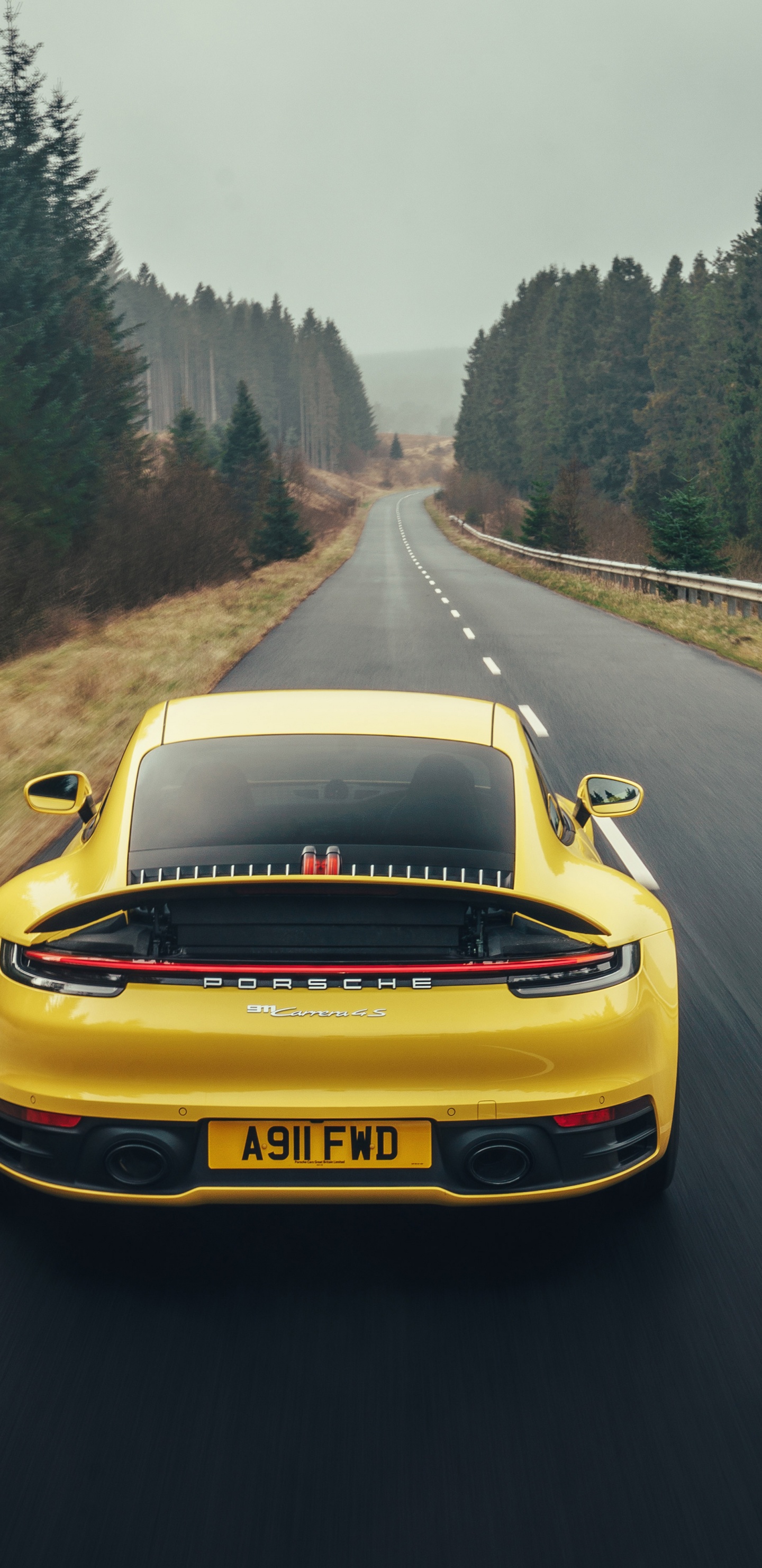 Gelber Porsche 911 Tagsüber Unterwegs. Wallpaper in 1440x2960 Resolution