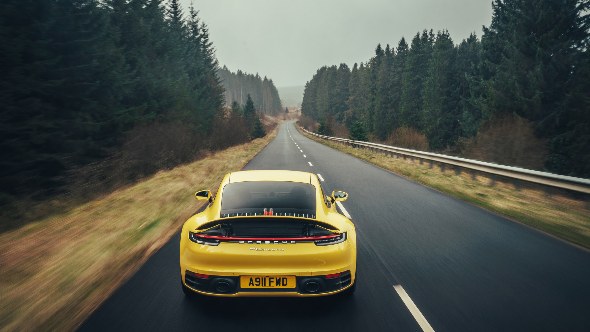 Gelber Porsche 911 Tagsüber Unterwegs. Wallpaper in 1920x1080 Resolution