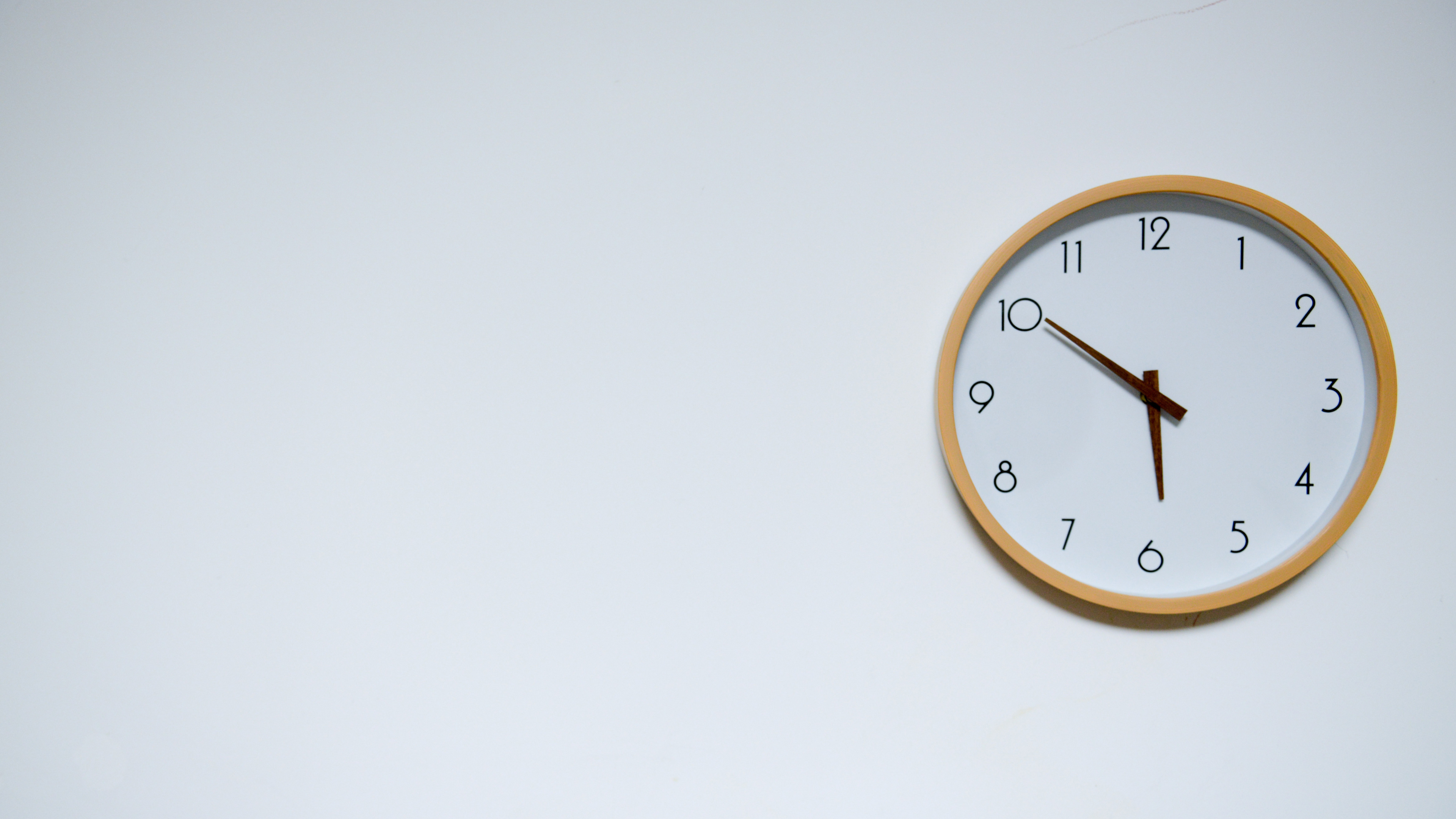 Horloge Murale Analogique Ronde Marron et Blanc à 10 10. Wallpaper in 3840x2160 Resolution