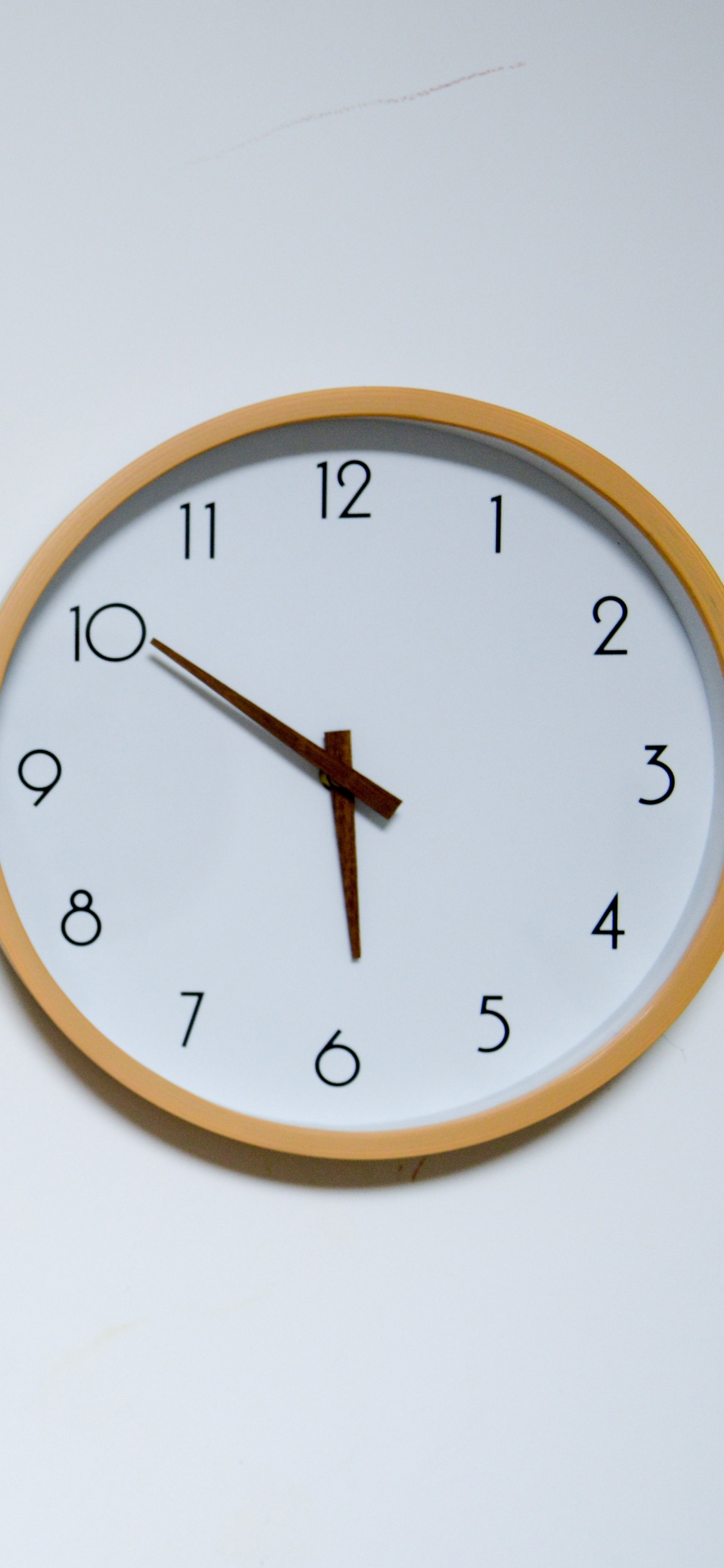 Reloj de Pared Analógico Redondo Marrón y Blanco a Las 10 10. Wallpaper in 1125x2436 Resolution