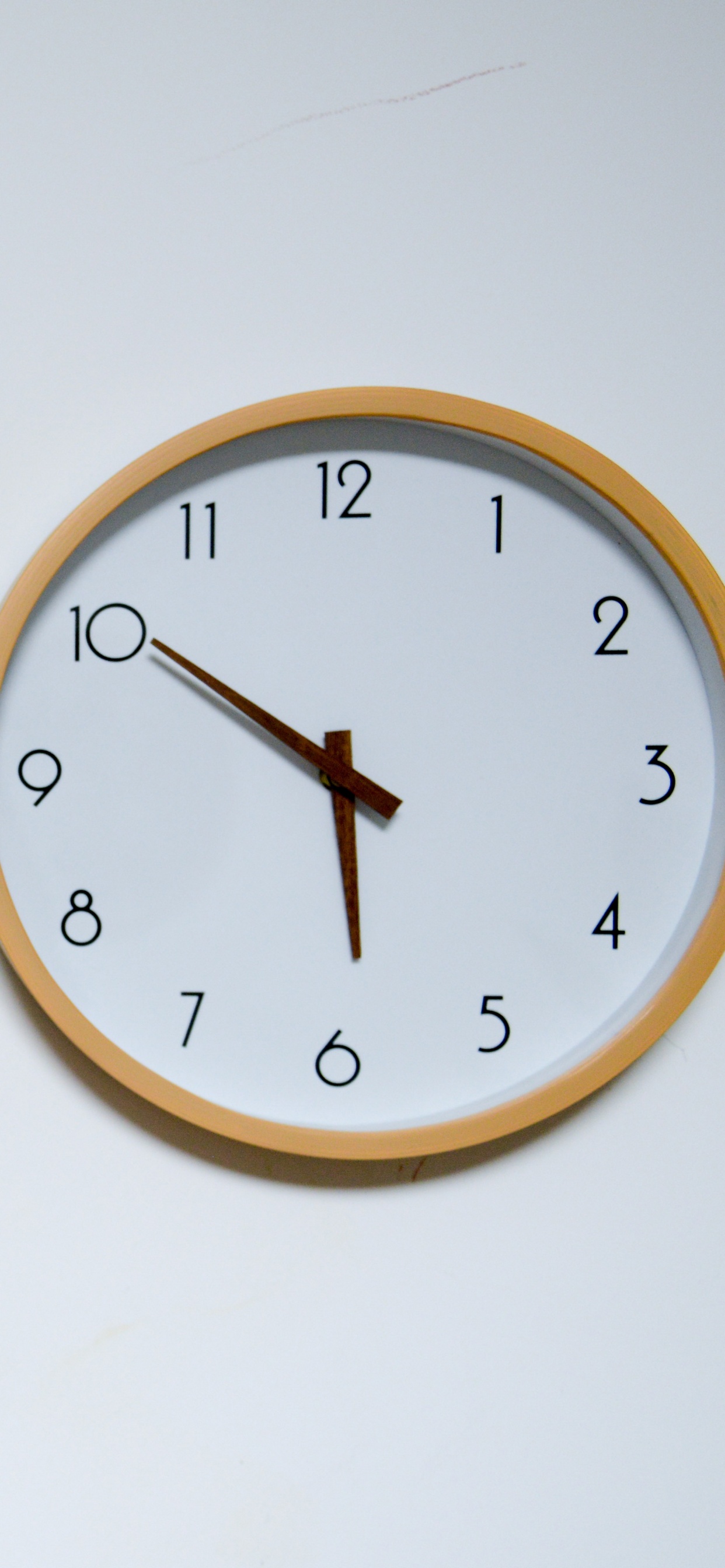 Reloj de Pared Analógico Redondo Marrón y Blanco a Las 10 10. Wallpaper in 1242x2688 Resolution