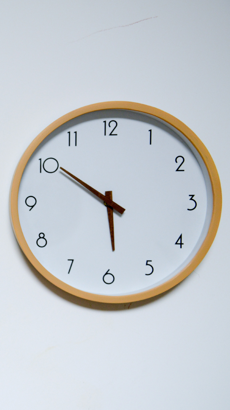Reloj de Pared Analógico Redondo Marrón y Blanco a Las 10 10. Wallpaper in 750x1334 Resolution