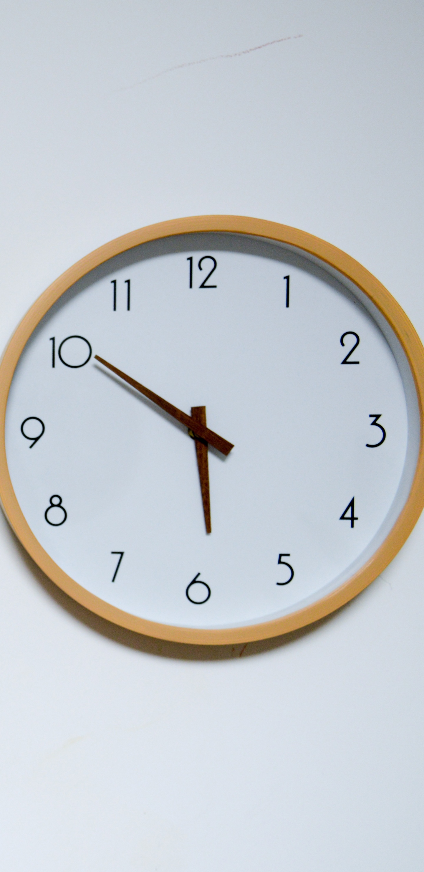 Braune Und Weiße Runde Analoge Wanduhr Bei 10 10. Wallpaper in 1440x2960 Resolution