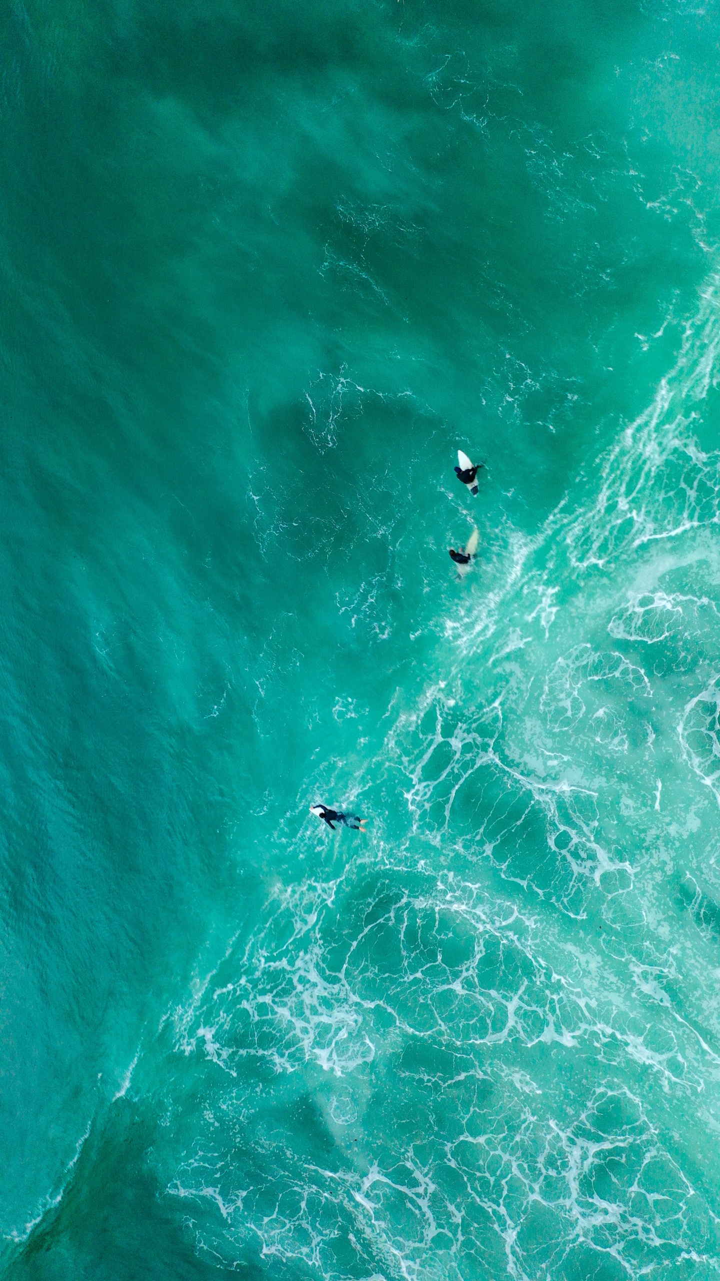 Gente Navegando en el Mar Verde Durante el Día. Wallpaper in 1440x2560 Resolution