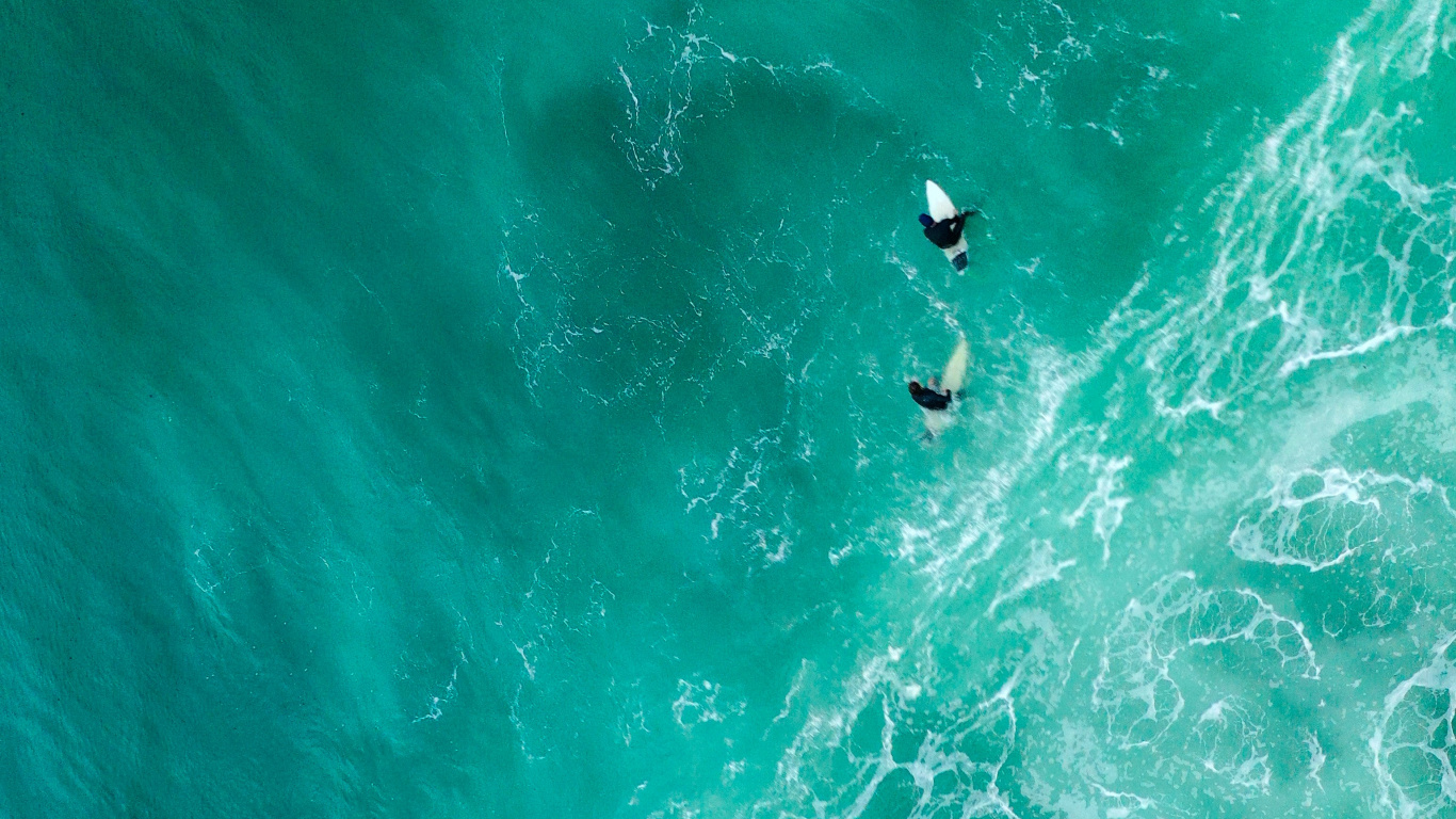 Personnes Surfant Sur la Mer Verte Pendant la Journée. Wallpaper in 1366x768 Resolution