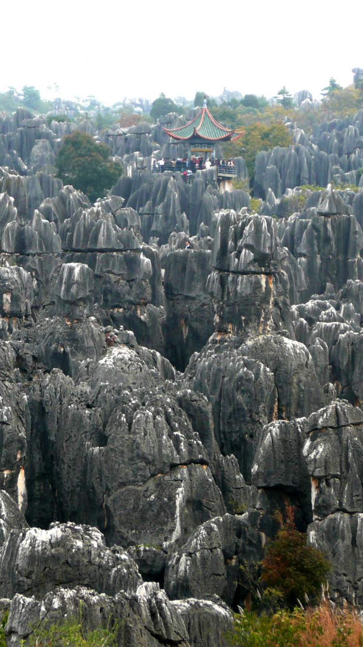 Grauer Felsiger Berg Tagsüber. Wallpaper in 750x1334 Resolution