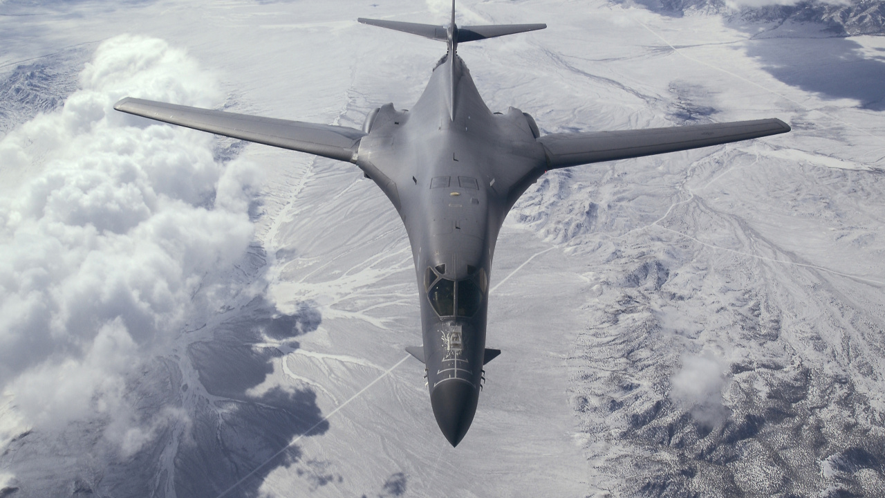 Avion de Chasse Gris Survolant Des Nuages Blancs Pendant la Journée. Wallpaper in 1280x720 Resolution