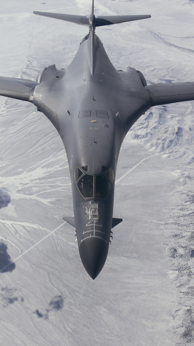 Avion de Chasse Gris Survolant Des Nuages Blancs Pendant la Journée. Wallpaper in 750x1334 Resolution