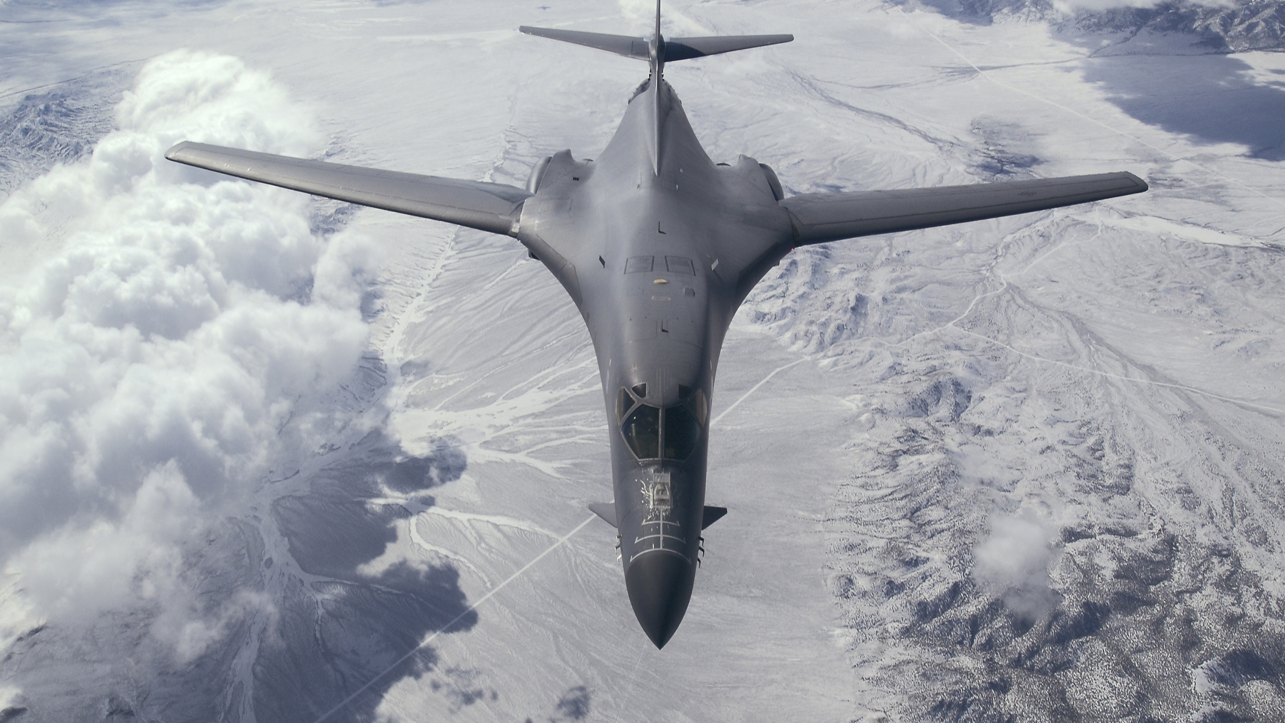 Grauer Kampfjet, Der Tagsüber Über Weiße Wolken Fliegt. Wallpaper in 2560x1440 Resolution