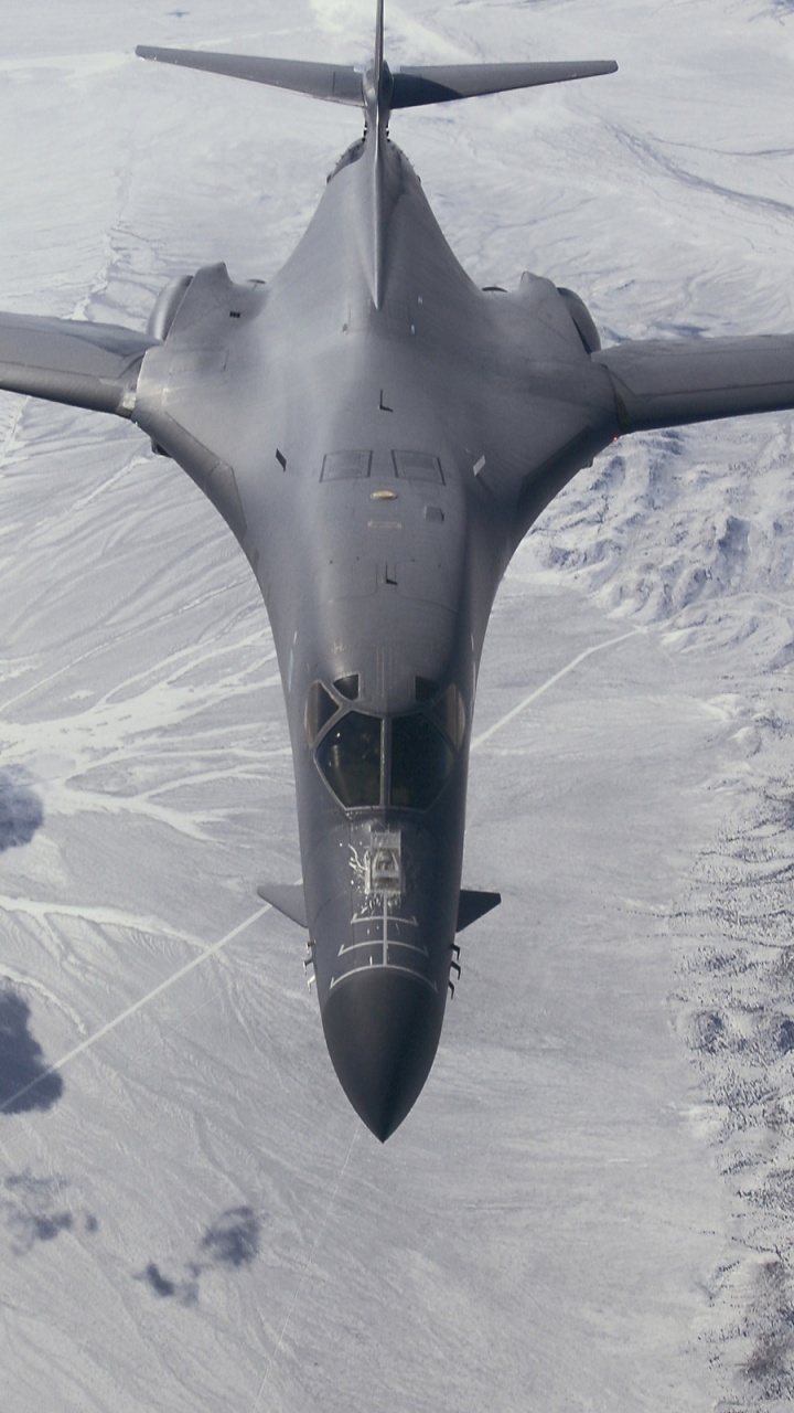 Grauer Kampfjet, Der Tagsüber Über Weiße Wolken Fliegt. Wallpaper in 720x1280 Resolution