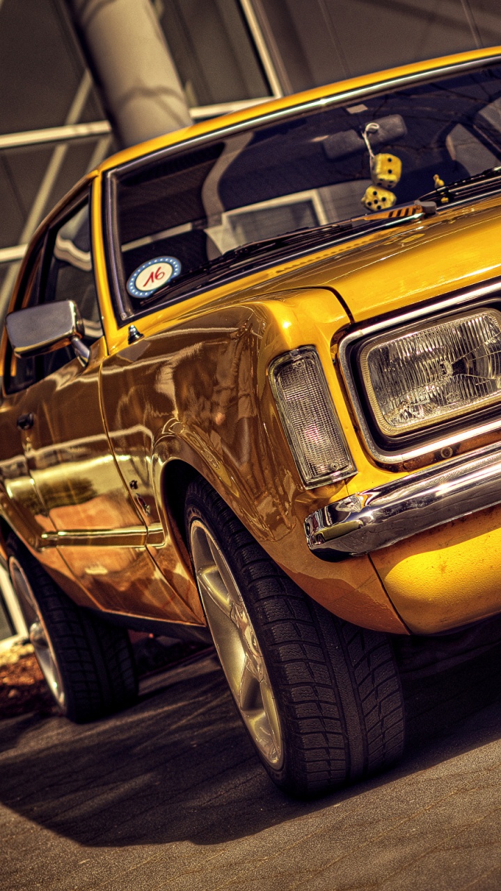 Coche Chevrolet Amarillo en la Carretera de Asfalto Gris. Wallpaper in 720x1280 Resolution