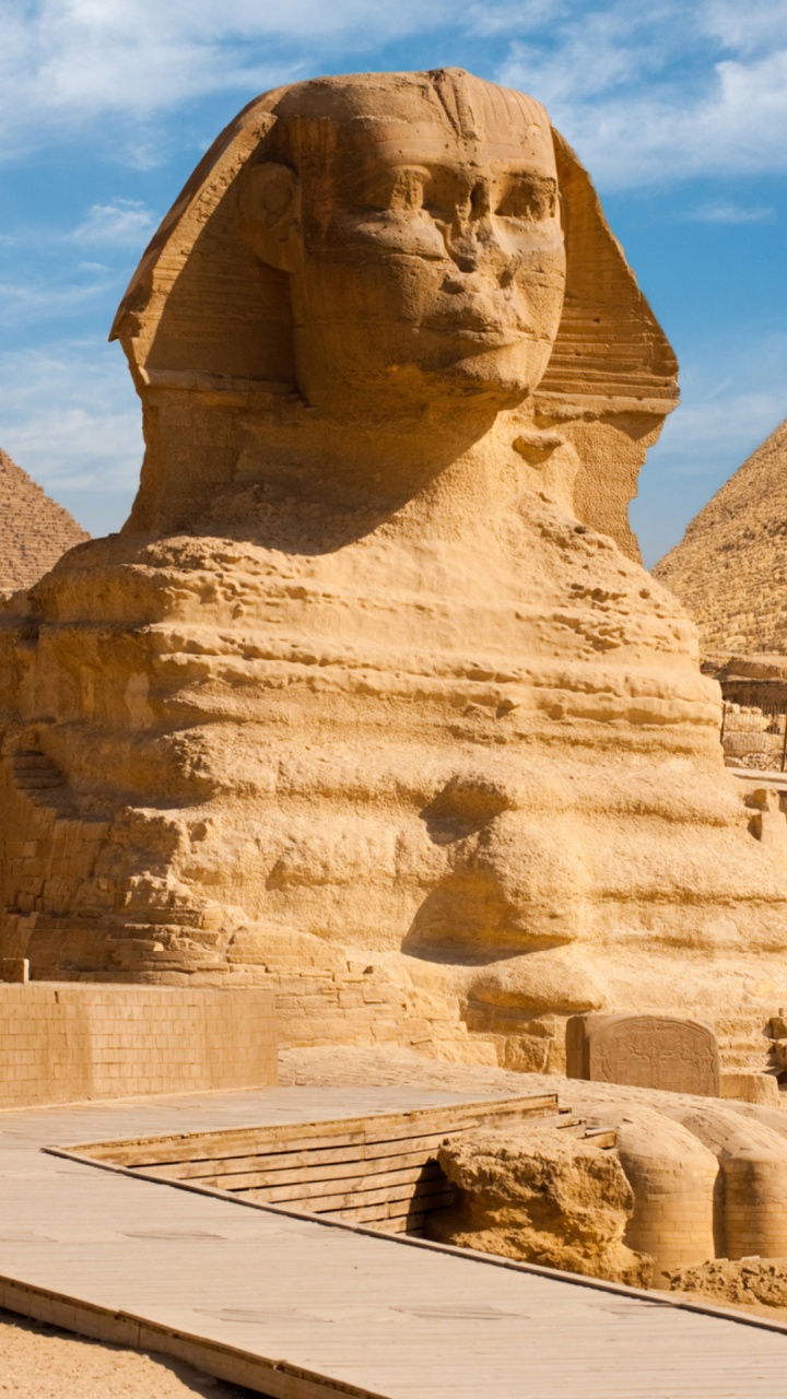 Braune Betonstatue Unter Blauem Himmel Tagsüber. Wallpaper in 720x1280 Resolution