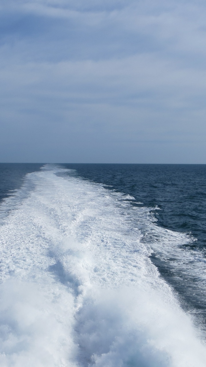 Ocean Waves Under White Clouds During Daytime. Wallpaper in 720x1280 Resolution