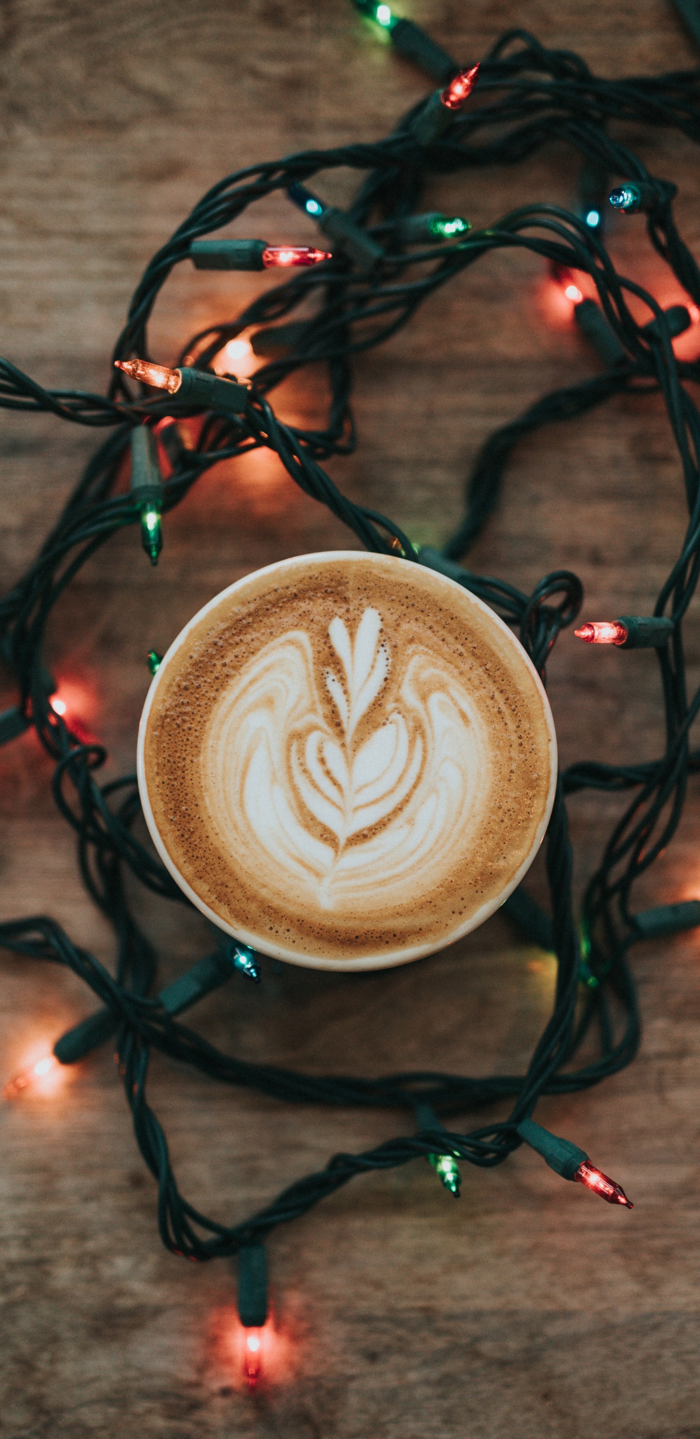 Weiße Keramiktasse Mit Brauner Flüssigkeit. Wallpaper in 1440x2960 Resolution