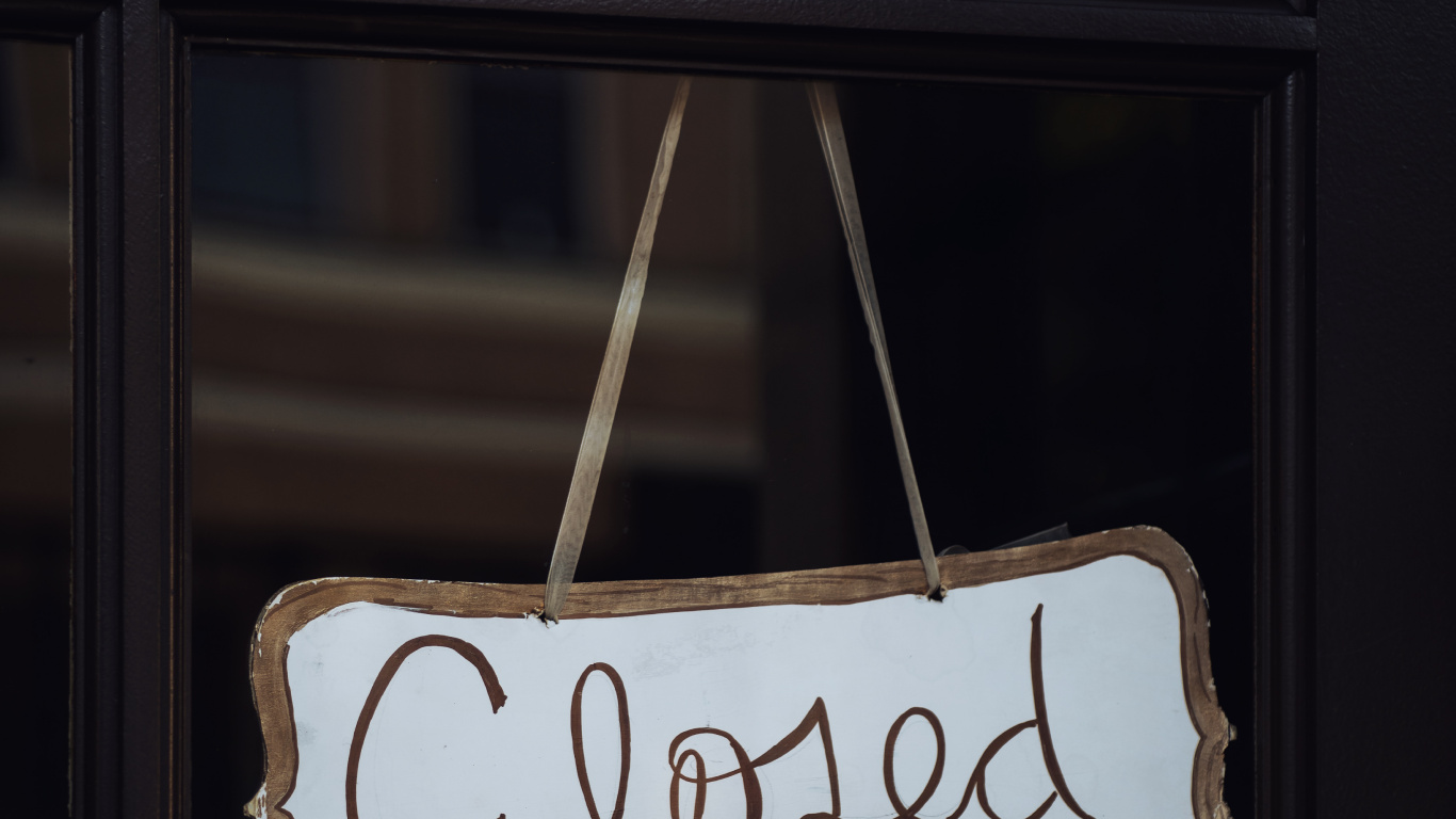 Weißes Und Schwarzes Hölzernes Liebesdruck-Hängendekor. Wallpaper in 1366x768 Resolution