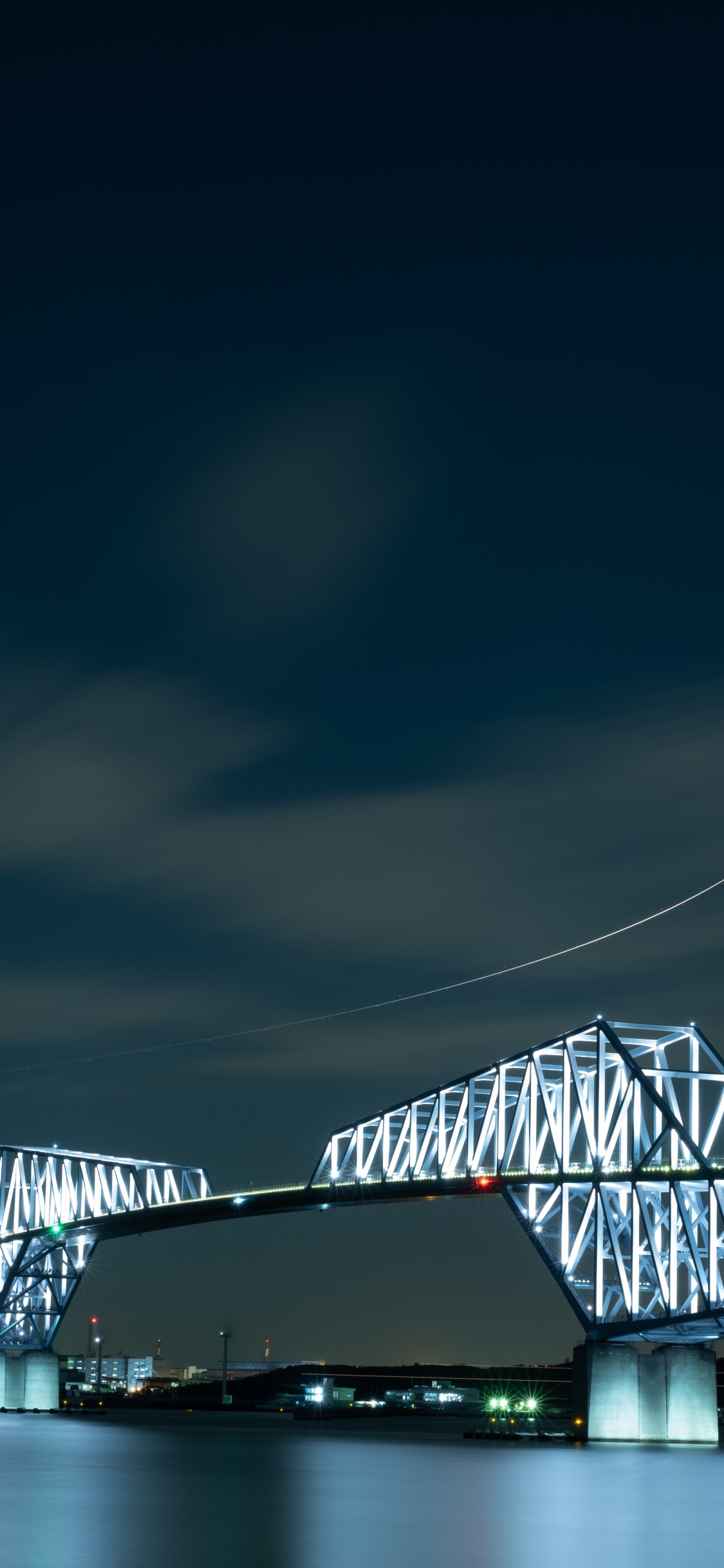 Puente Blanco y Negro Bajo el Cielo Oscuro. Wallpaper in 1125x2436 Resolution