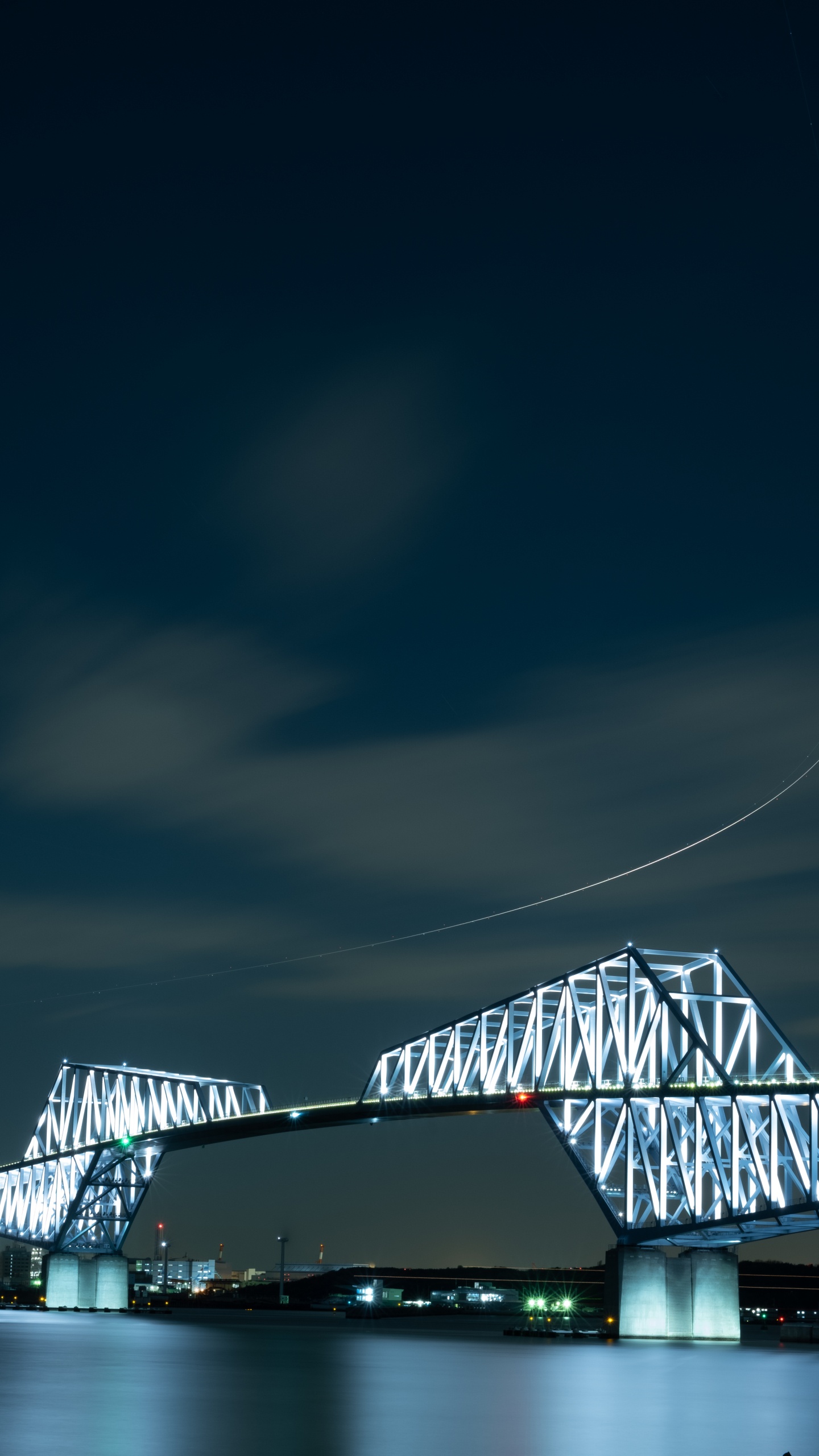 Puente Blanco y Negro Bajo el Cielo Oscuro. Wallpaper in 1440x2560 Resolution