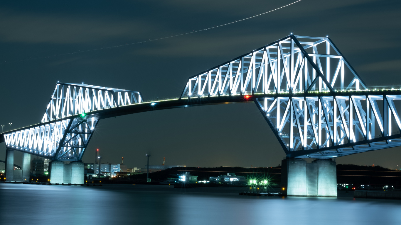 Weiße Und Schwarze Brücke Unter Dunklem Himmel. Wallpaper in 1366x768 Resolution