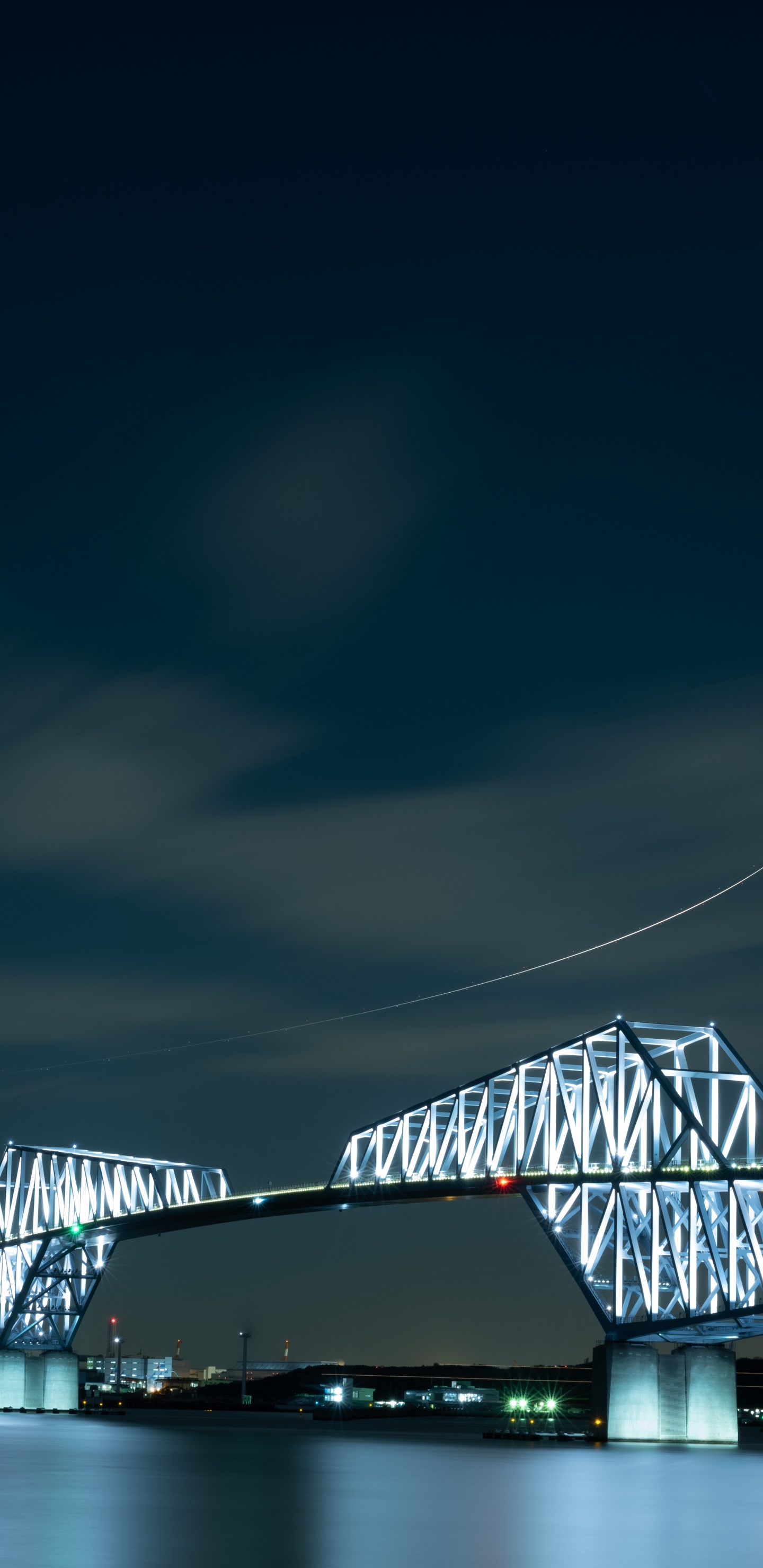 Weiße Und Schwarze Brücke Unter Dunklem Himmel. Wallpaper in 1440x2960 Resolution