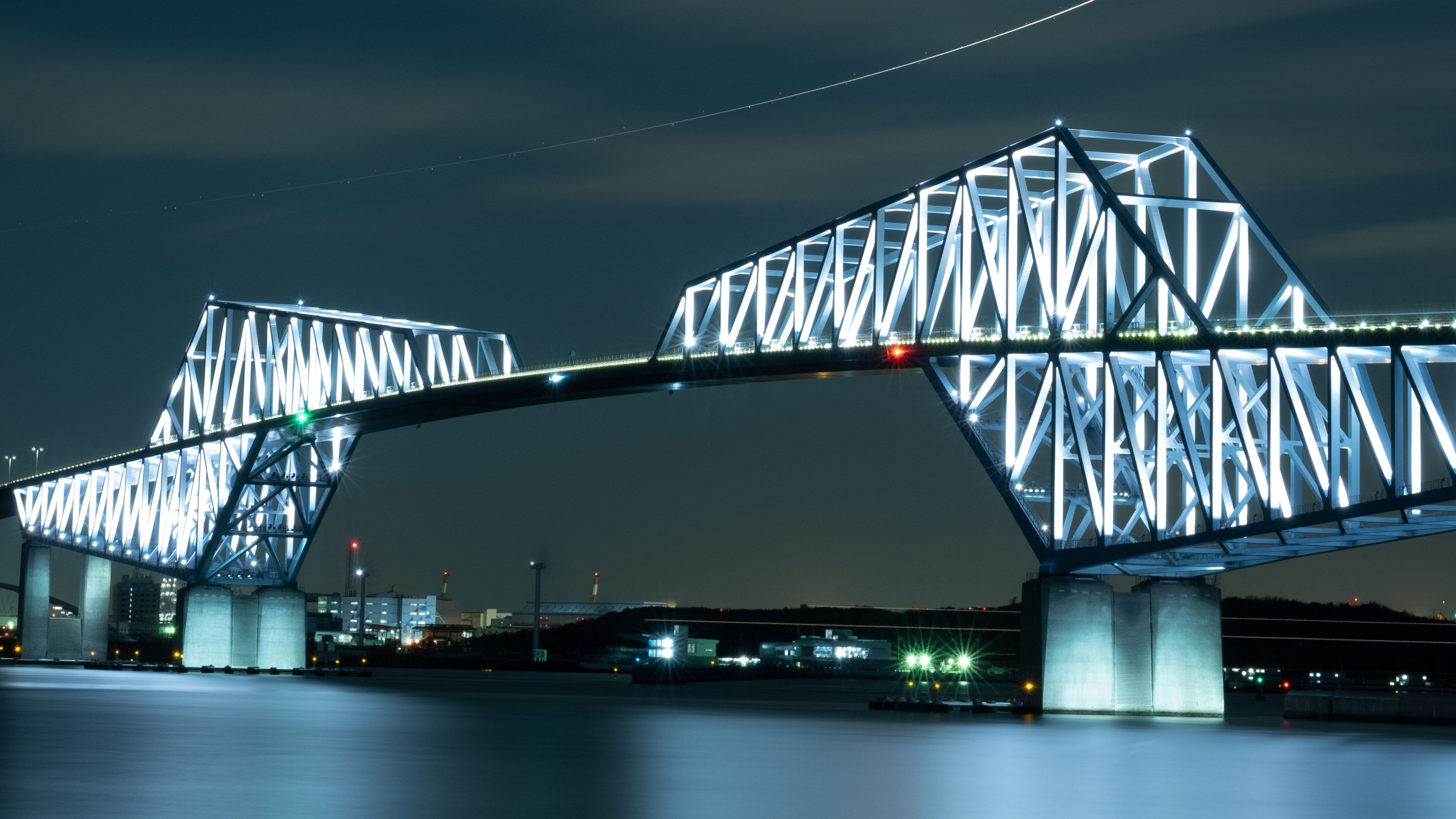 White and Black Bridge Under Dark Sky. Wallpaper in 3840x2160 Resolution