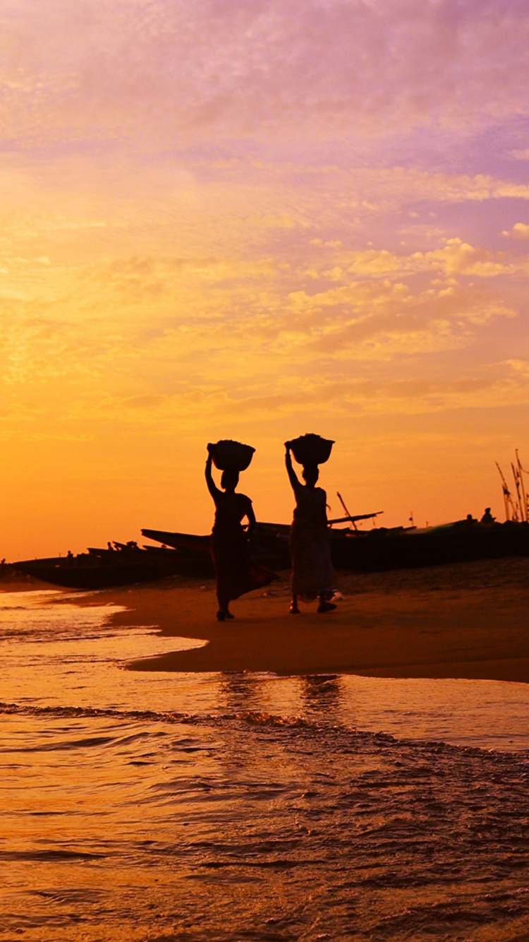 Silhouette de 2 Femmes Debout Sur la Plage Pendant le Coucher du Soleil. Wallpaper in 750x1334 Resolution