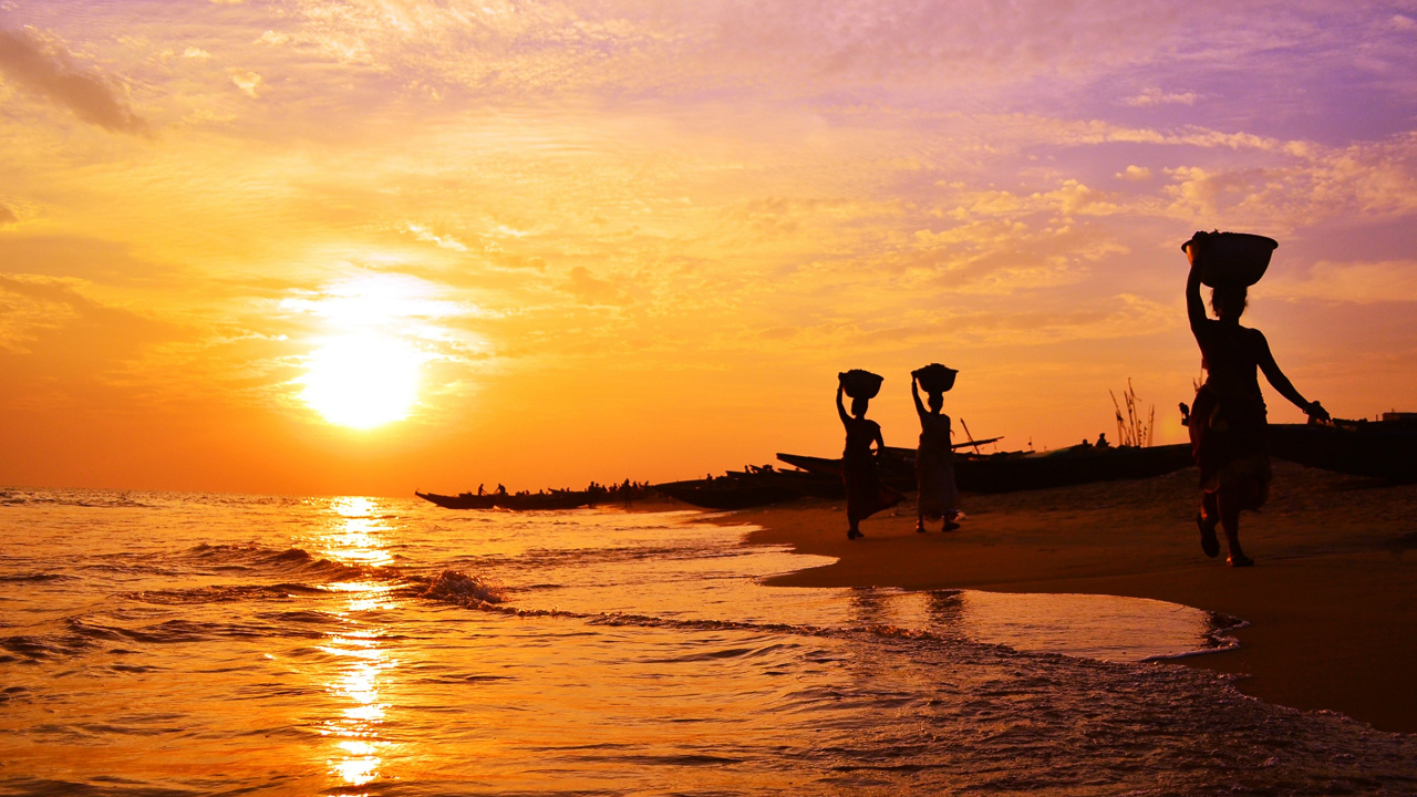 Silhouette of 2 Women Standing on Beach During Sunset. Wallpaper in 1280x720 Resolution