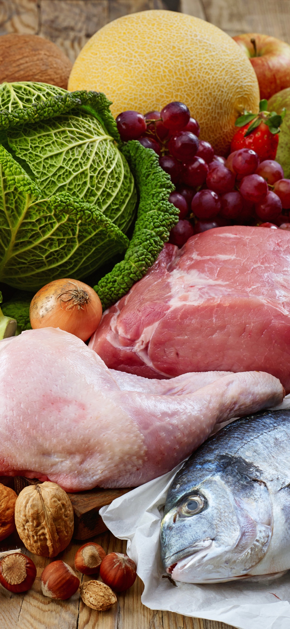 Rohes Fleisch Und Grünes Gemüse. Wallpaper in 1125x2436 Resolution