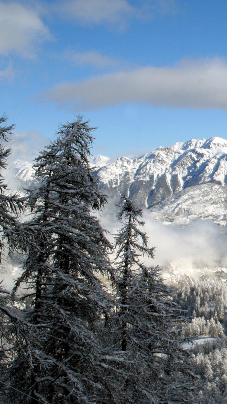 Schneebedeckter Berg Unter Blauem Himmel Tagsüber. Wallpaper in 750x1334 Resolution