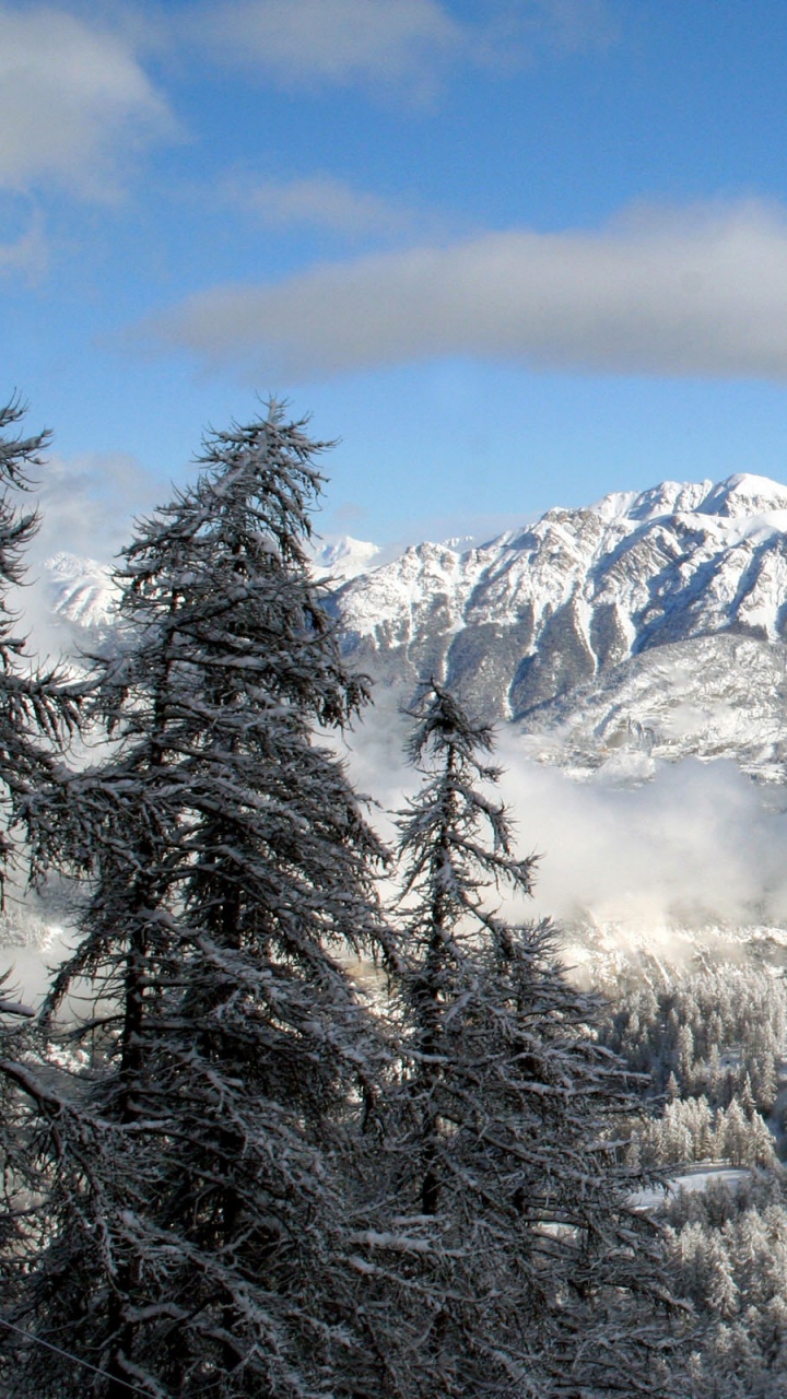 Montagne Couverte de Neige Sous Ciel Bleu Pendant la Journée. Wallpaper in 720x1280 Resolution
