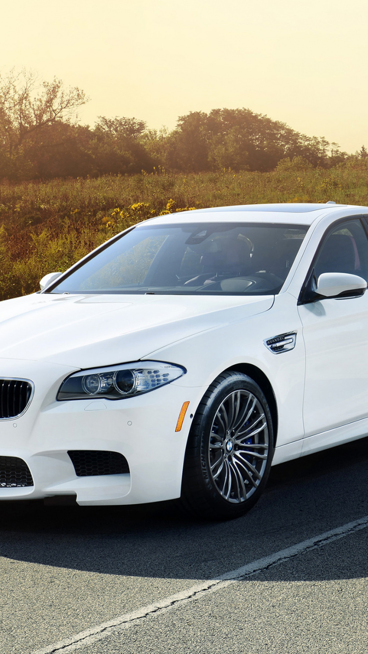 BMW m 3 Coupé Blanc Sur Route Pendant la Journée. Wallpaper in 750x1334 Resolution