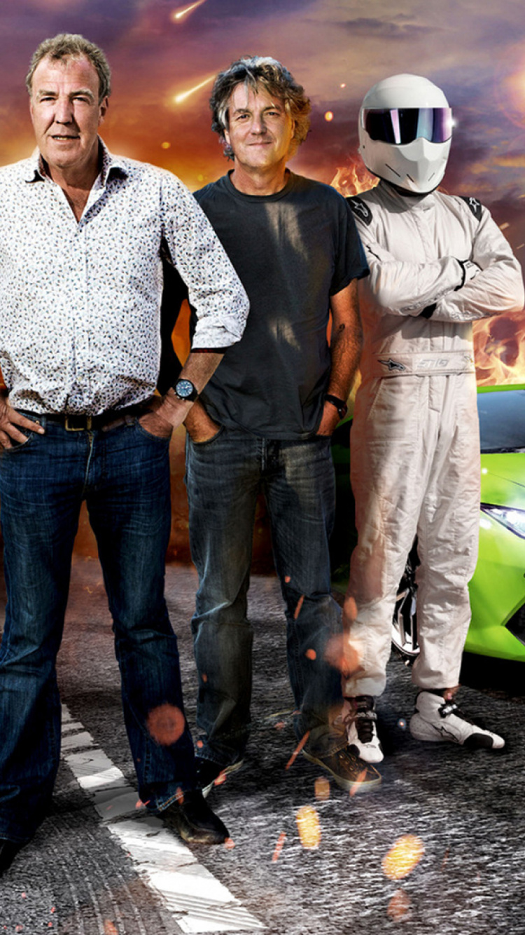 3 Hombres de Pie Junto al Coche Rojo.. Wallpaper in 750x1334 Resolution