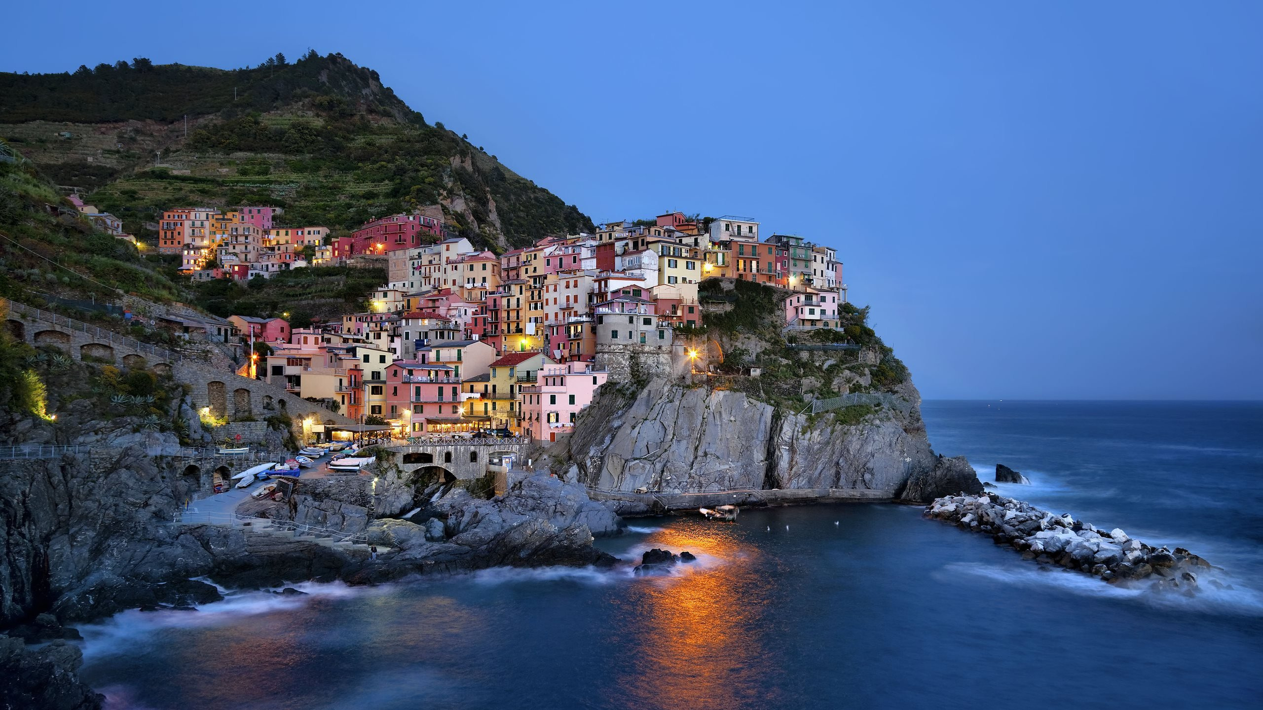 Weiße Und Braune Betongebäude in Der Nähe Von Gewässern Tagsüber. Wallpaper in 2560x1440 Resolution