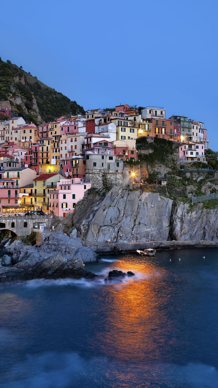 Edificios de Hormigón Blanco y Marrón Cerca Del Cuerpo de Agua Durante el Día. Wallpaper in 750x1334 Resolution