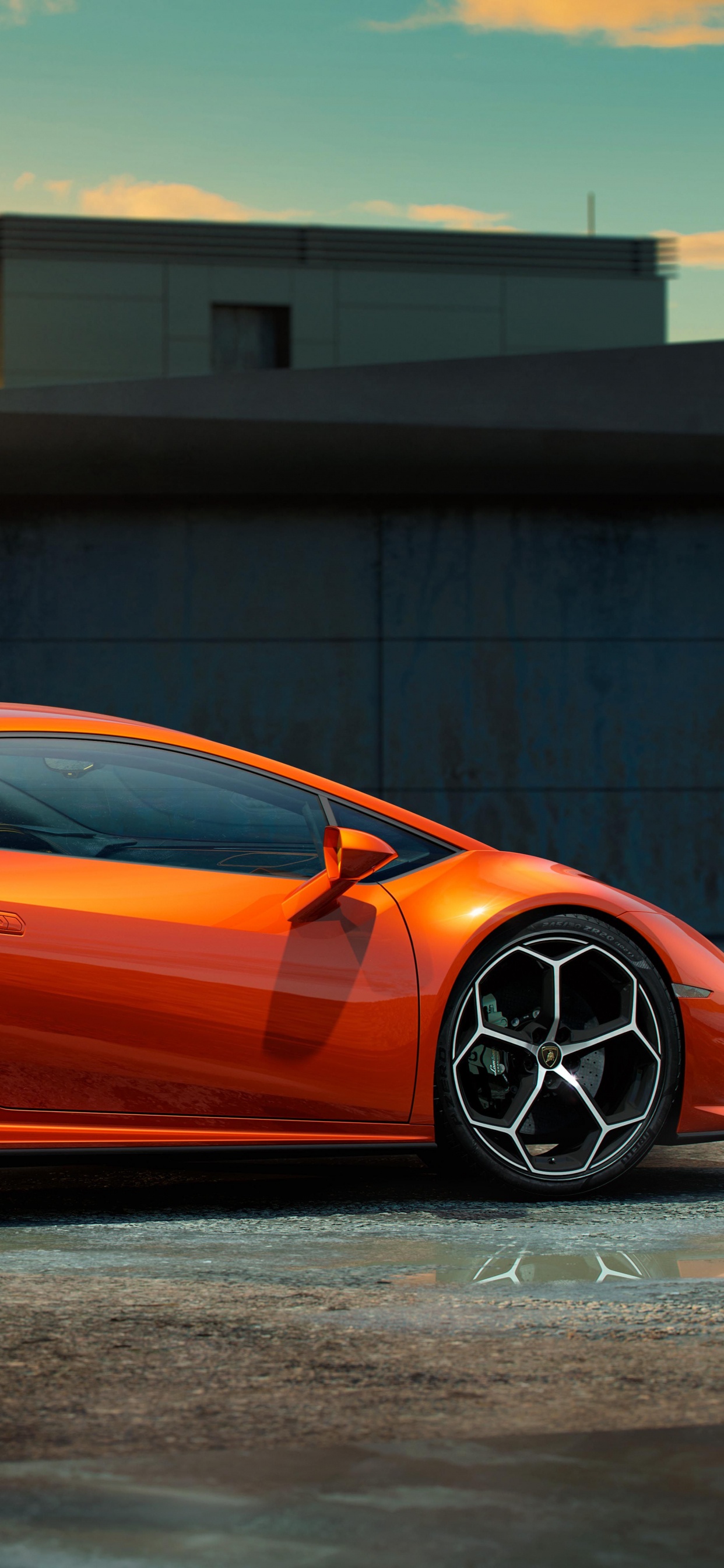 Orange-schwarzer Porsche 911 Auf Grauem Betonboden Geparkt. Wallpaper in 1242x2688 Resolution