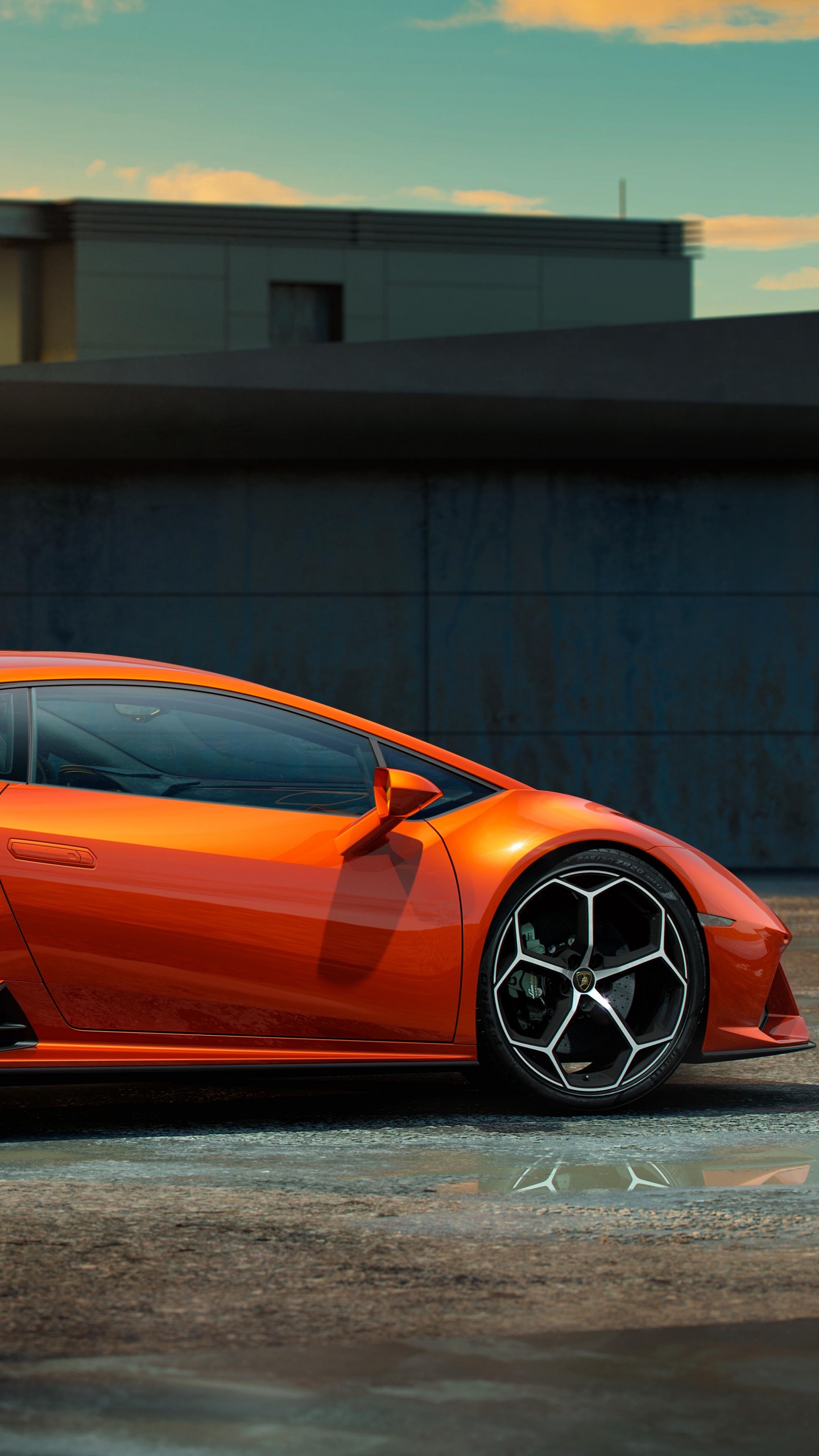 Porsche 911 Orange et Noire Garée Sur un Sol en Béton Gris. Wallpaper in 1440x2560 Resolution