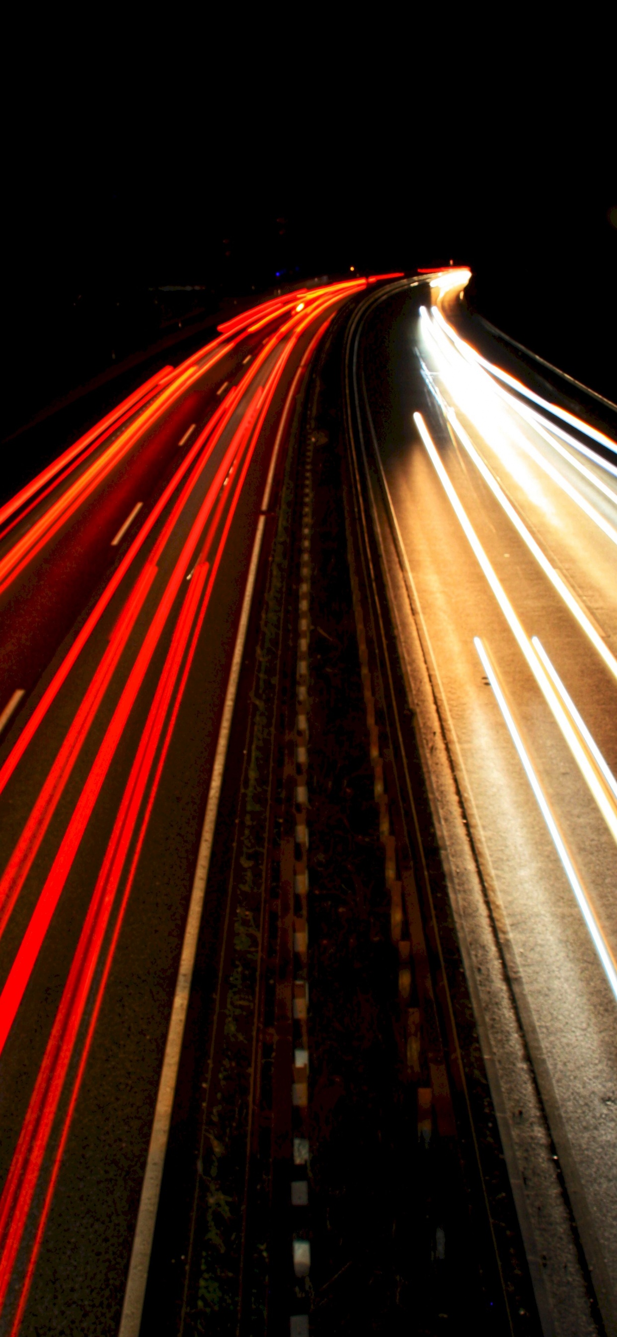 Zeitrafferaufnahmen Von Autos Auf Der Straße Während Der Nachtzeit. Wallpaper in 1242x2688 Resolution