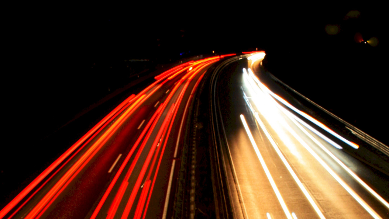 Zeitrafferaufnahmen Von Autos Auf Der Straße Während Der Nachtzeit. Wallpaper in 1280x720 Resolution