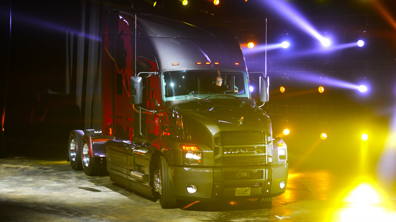 Camion Brun Sur Route Couverte de Neige Pendant la Nuit. Wallpaper in 1366x768 Resolution