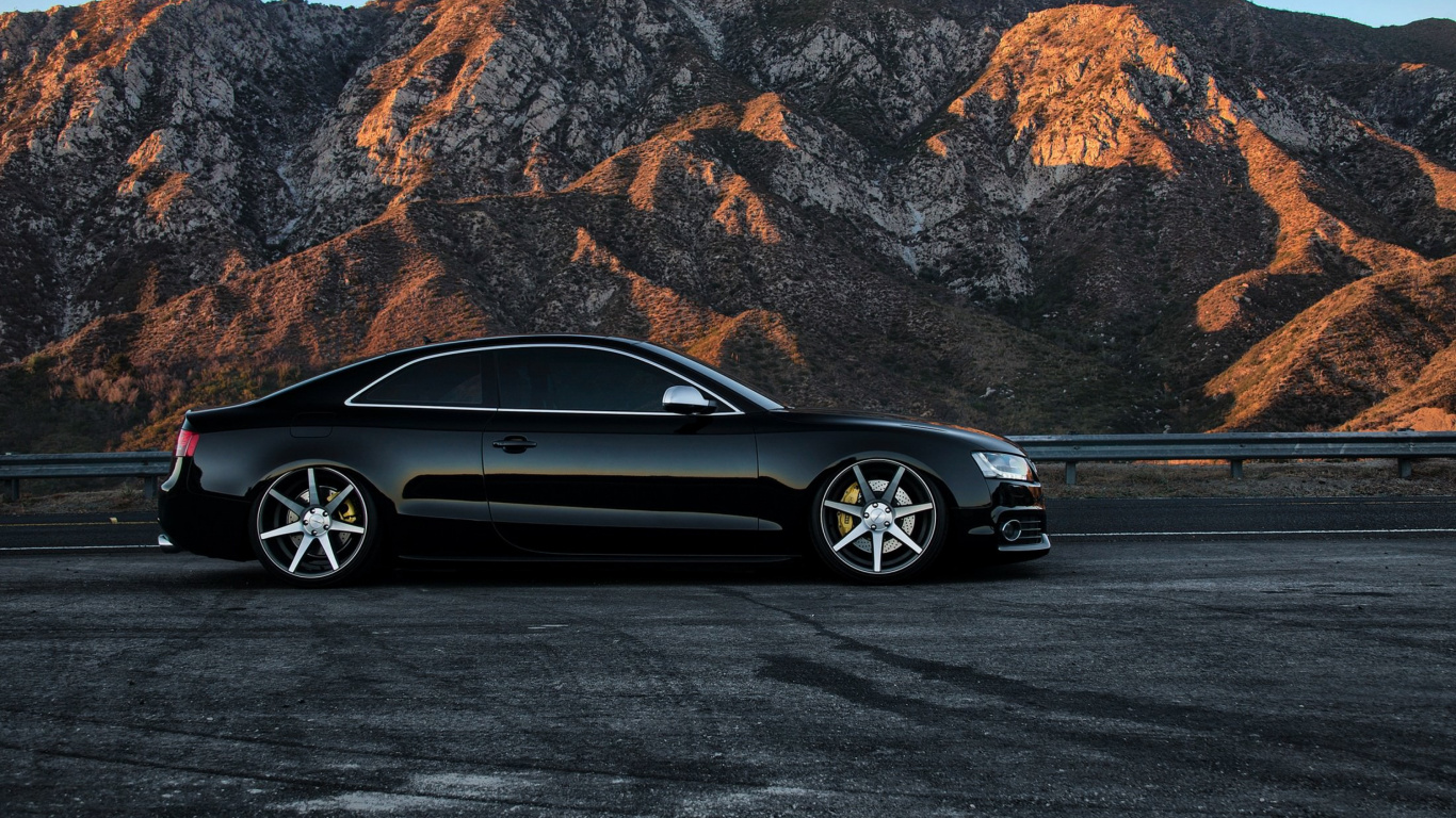 BMW m 3 Coupé Gris Sur Route Pendant la Journée. Wallpaper in 1366x768 Resolution