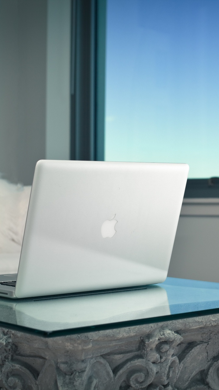 Macbook Argenté Sur Table Verte. Wallpaper in 720x1280 Resolution