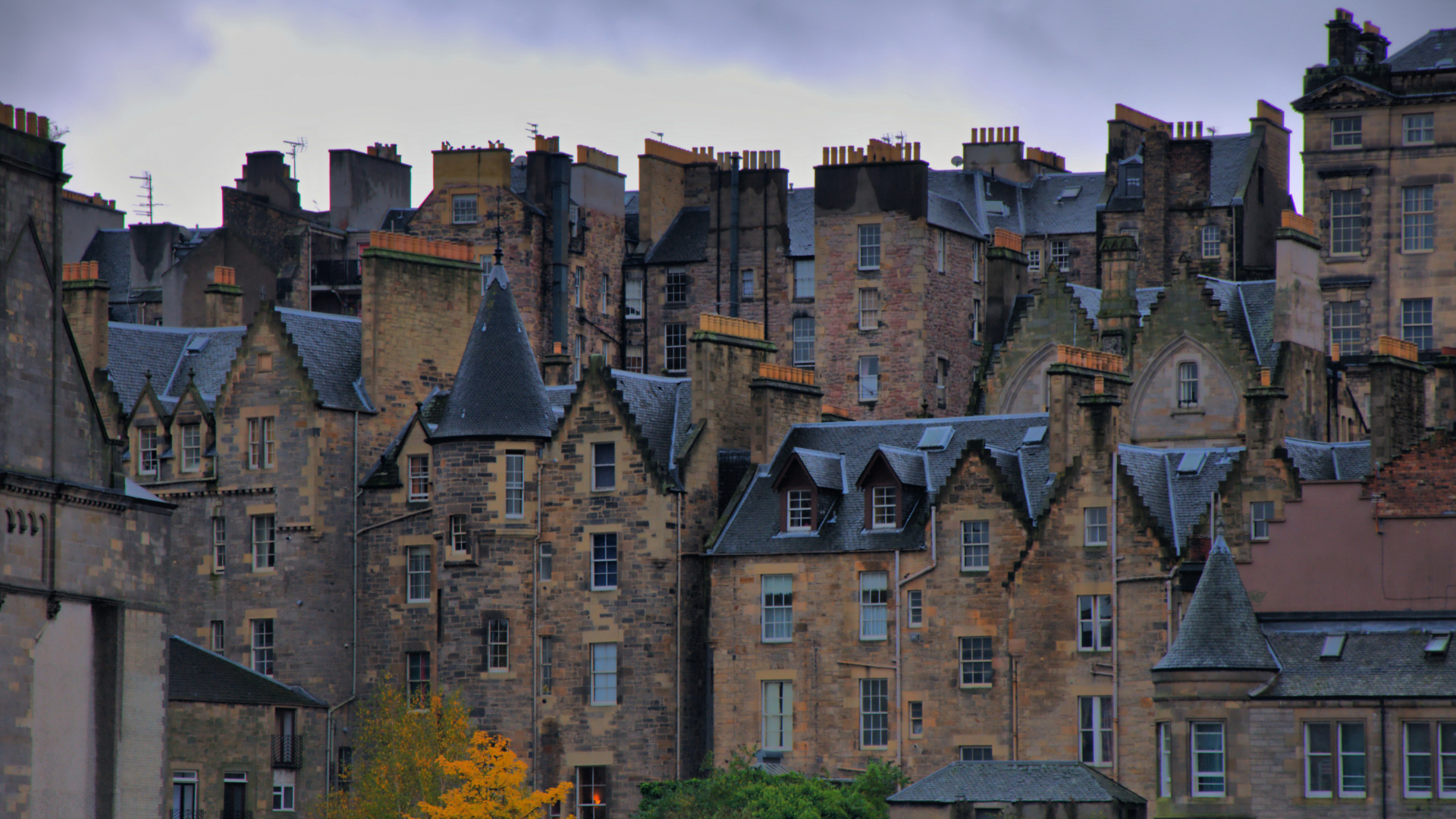 Edificio de Hormigón Marrón Cerca de Árboles Verdes Durante el Día. Wallpaper in 1920x1080 Resolution